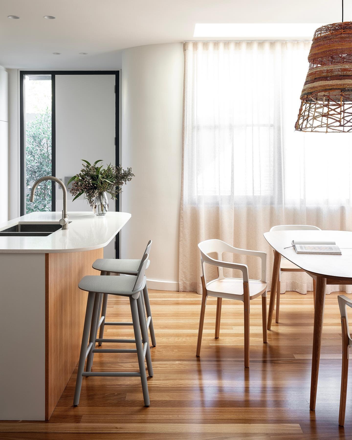 Kitchen dining was designed with natural light, family and friends in mind. 

Designed by @pearson_sara_architecture 
Photos by @tfadtomferguson 
Pendant by @milingimbiartandculture + @koskela_