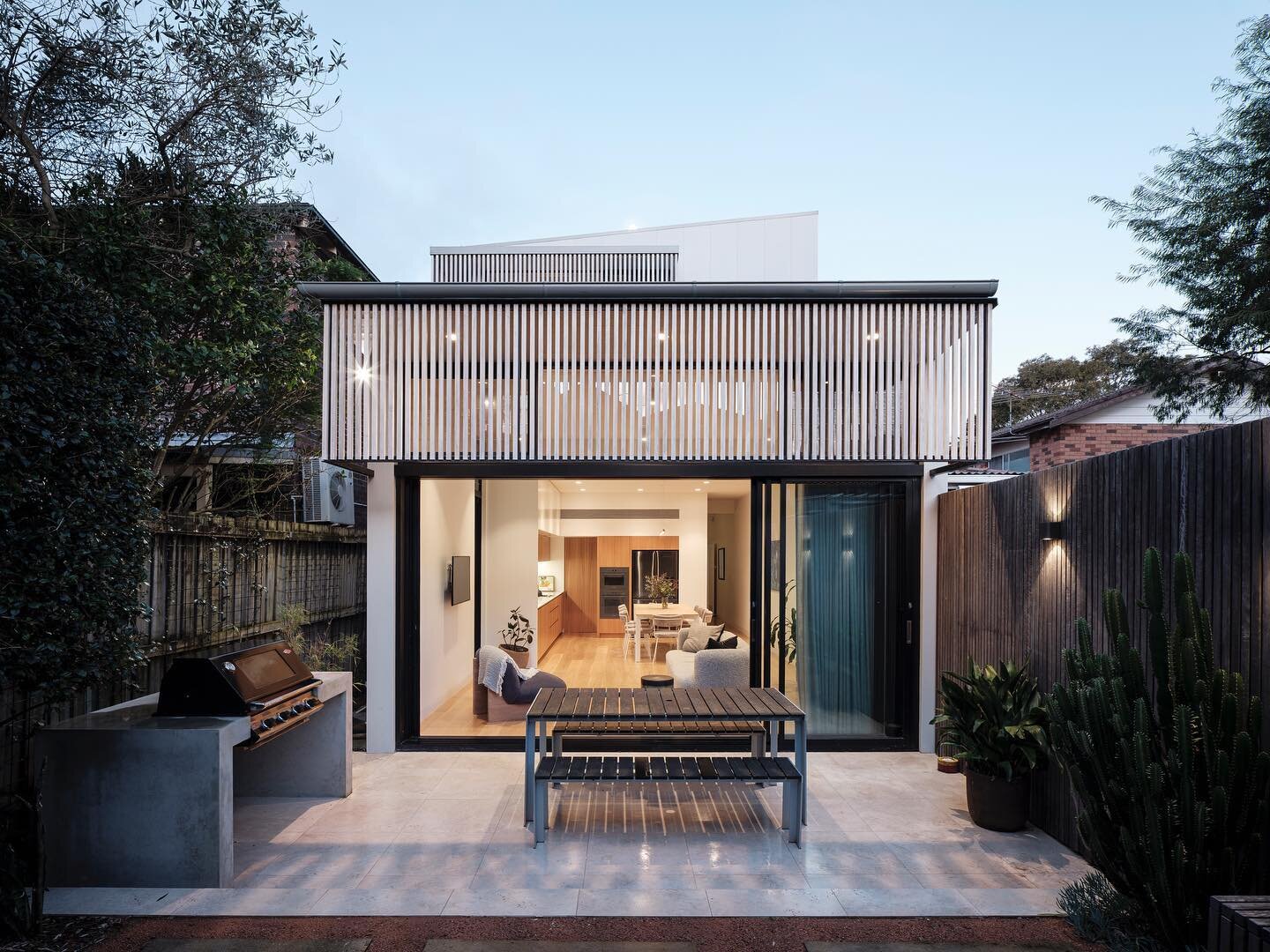 Connecting the internal living to the entertaining outdoors. 

Architect: @smith.tzannes 
Photos: @tfadtomferguson