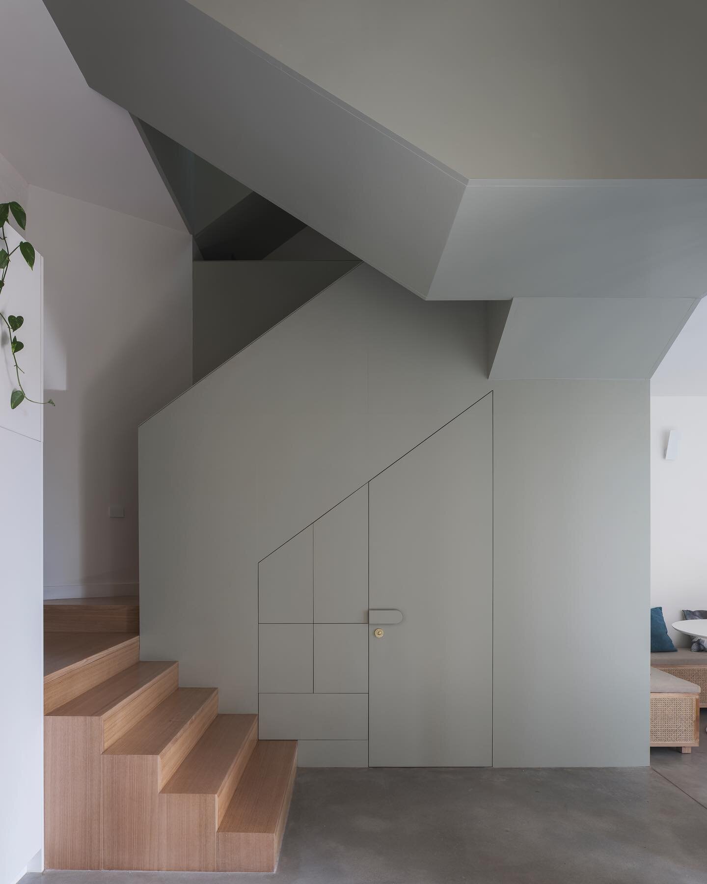 Inner city living every nook and cranny is a valuable space! Behind those doors is a coffee station, laundry and WC.

Architecture by @anderson_architecture 
Photos by @tfadtomferguson