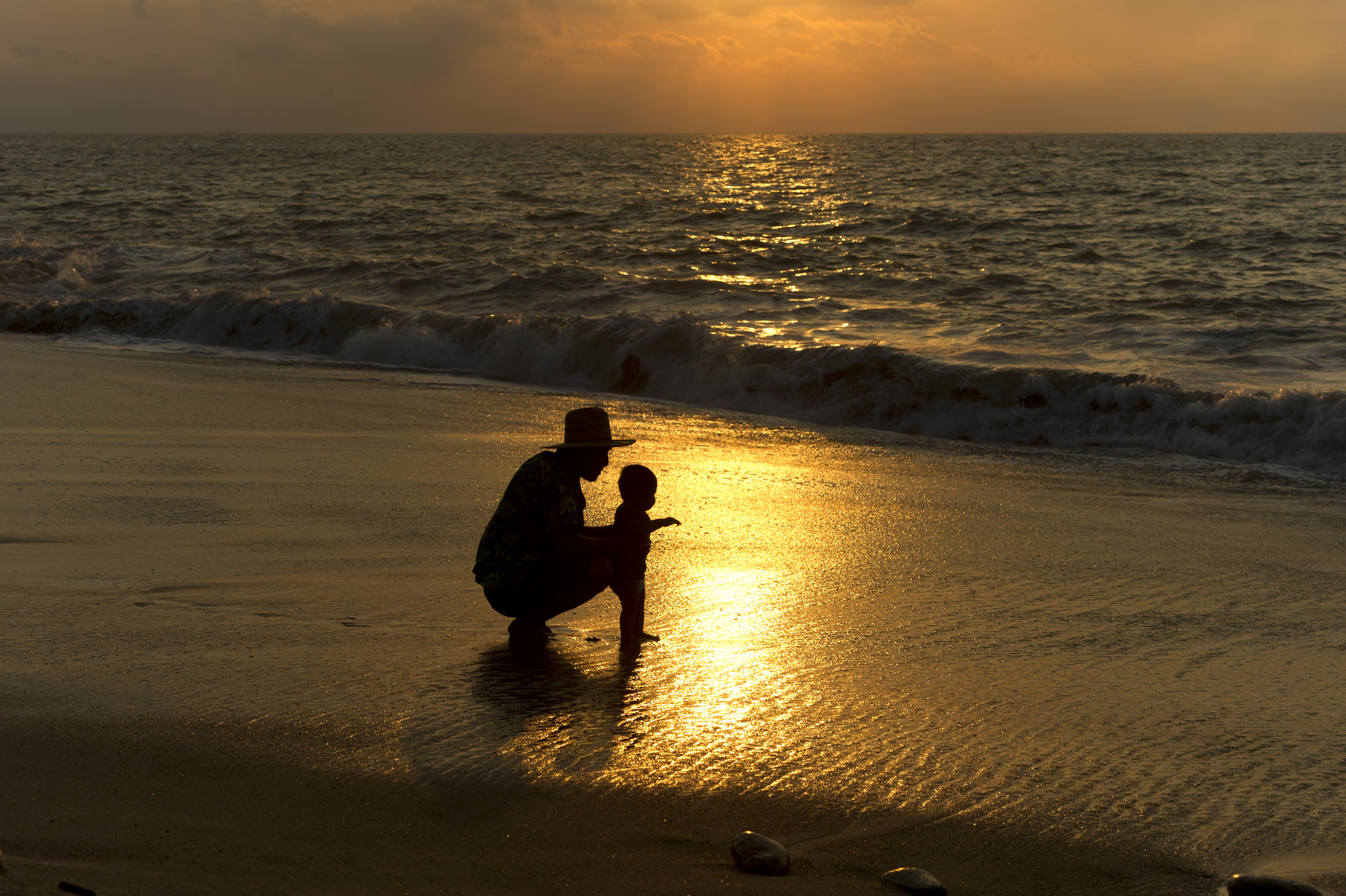 051361512-father-and-baby-beach-silhouet.jpeg