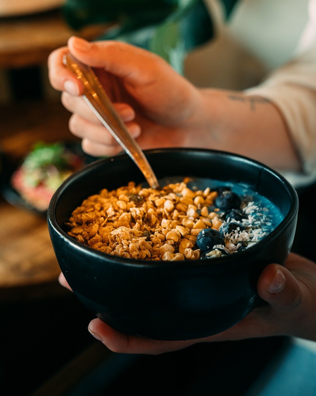 Th Nalu bowl gets its blue color from spirulina - a superfood loaded with nutrients and antioxidants. Come try one during this streak of warm weather!
.
.
.
 #fuelyourself #craftcoffee #cleanfood #kanonacafe