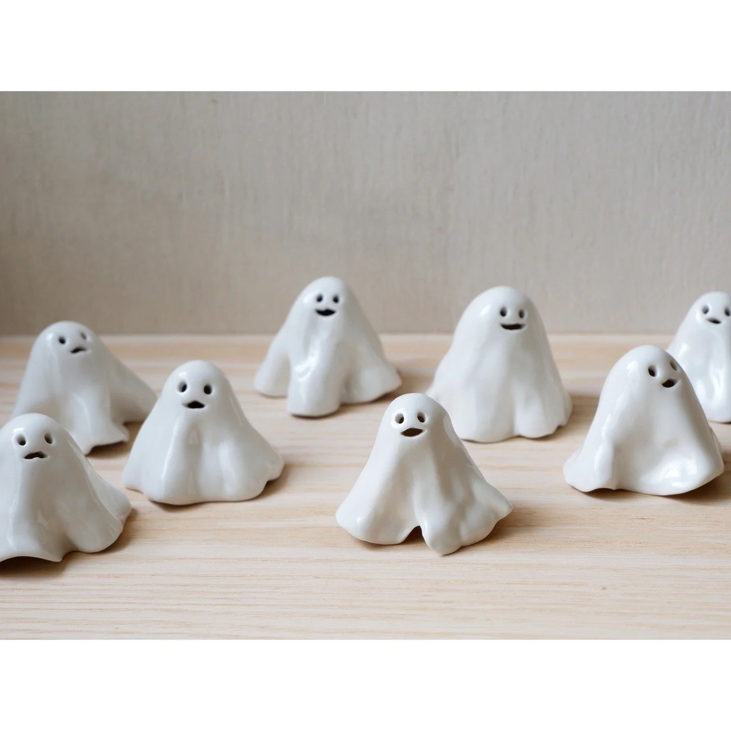 今年もオバケたちが戻ってきました👻
公式オンライン（stores)で、現在プレビューいただける状態です。
販売開始は日曜日（10/5）の21:00にしています。
いつもにも増して少量ですが、10月中にもう１ターン、できれば、できれば追加したい&hellip;

そして、撮影中に脱走した子達が、どうやら関西方面に向かったようで、今年は実物を手に取って見ていただける機会も。
こちらは、また来週に詳しいお知らせ出しますのでお楽しみに&hellip;🙌
.
.
.
.
.
#ceramics #ke