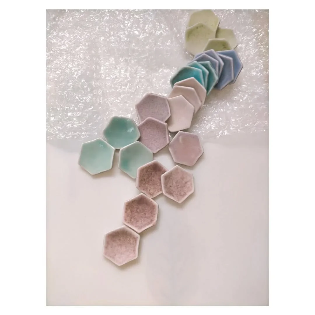 ざざっと出したとこが可愛かったので📸

ちょうどオンラインでご注文いただいたこともあり、21日からのPOPUPに送る箸置きセットglasurの選別中。かわいい色揃ってます❤️

動画も撮ってみました✨この小さな六角の中だけでも、色の移り変わりや結晶や釉薬の景色をたくさん感じられます。ぜひ店頭で選ぶのを楽しんでいただきたいものの一つです🌼

(改めて見たら指かっさかさでお見苦しく恥ずかしい😰母兼陶芸作家のリアル&hellip;)

//
KanamiTakedaCeramics POP UP