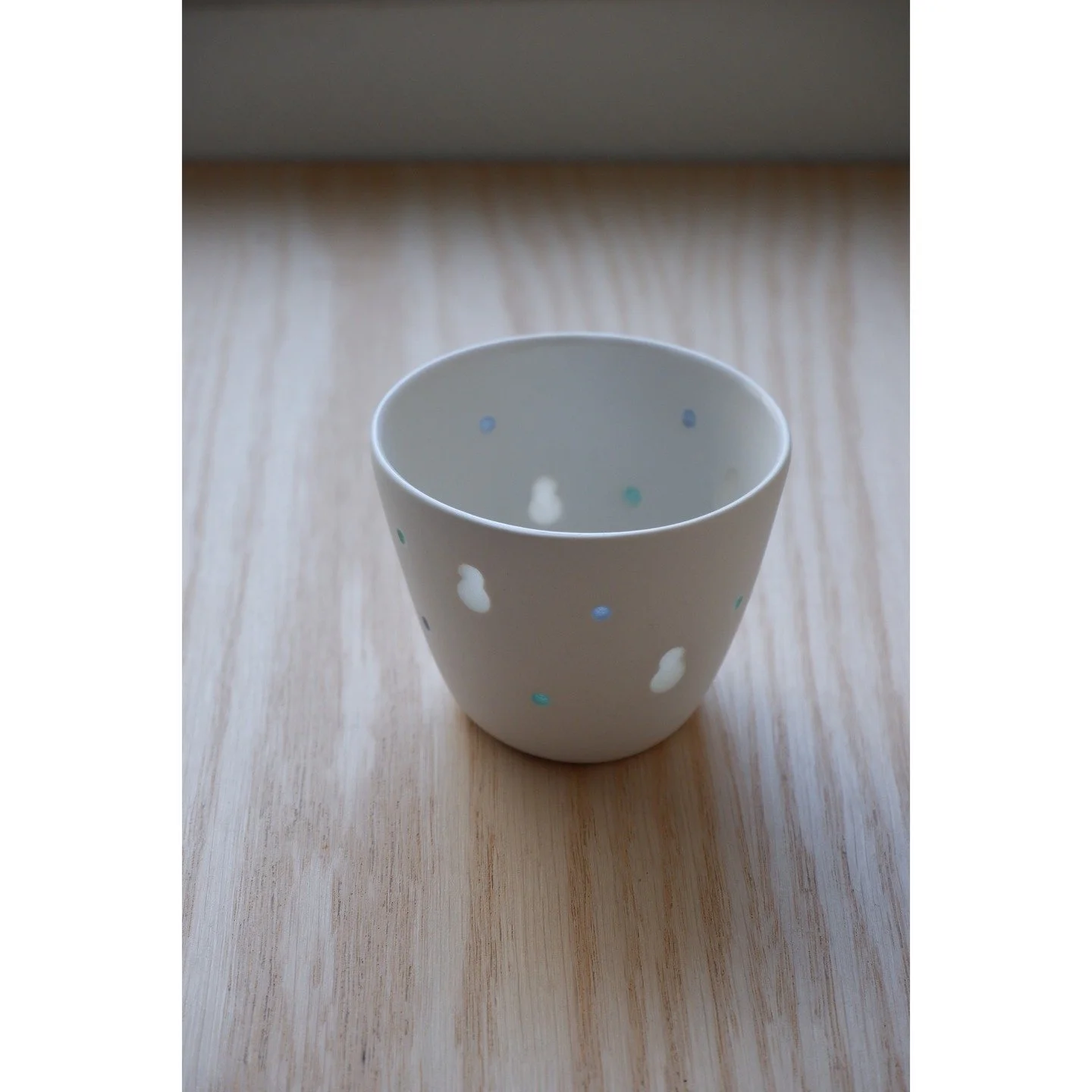 ＜オンラインストア更新のお知らせ＞

1. abuku cup の冬限定柄 yuki　SOLD🙏✨

しんしんと雪が降る中佇む、雪だるまをイメージして制作しました。
写真のサイズの販売は奇跡的に全て埋まった一点のみ。
今の雪だるまのサイズ感では釉薬が流れ出て穴が埋まらないものが殆どで、次の雪だるまは一回り小さくなる予定です。

1月末まで販売予定。
.
.
.
.
.
#craft #glaze #ceramics #porcelain #fireflytechinique #shipping