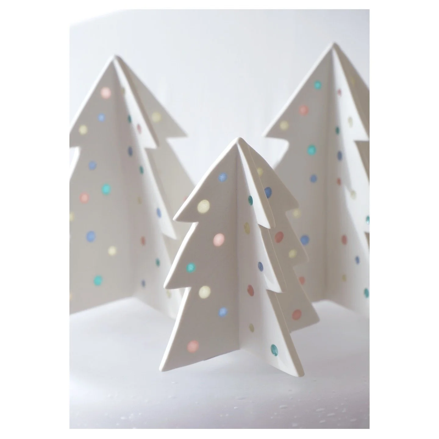 クリスマス限定品、お迎えくださった皆さま、ありがとうございました😊
それぞれの素敵なホリデーシーズンのおうち時間にぽっと彩りを添えることができていましたら嬉しいです。
白い紙（印刷紙だとインクによっては色が素地についちゃう可能性があるので）とプチプチに包んで、また来年👋
末長く楽しんでいただけますと幸いです❤️
.
.
.
.
.
#craft #glaze #ceramics #porcelain #fireflytechinique #shippingworldwide #gift #k