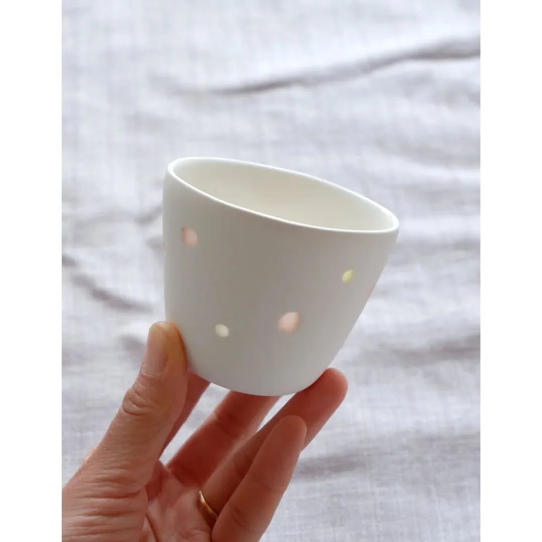 今年もこの季節がやってきました🌸
風にはらはらと舞うさくらの花びらのようすを閉じ込めました。

sakura - abuku mini cup 
spring limited 
.
.
.
.
.
#porcelain #ceramics #translucent #craft #shippingworldwide