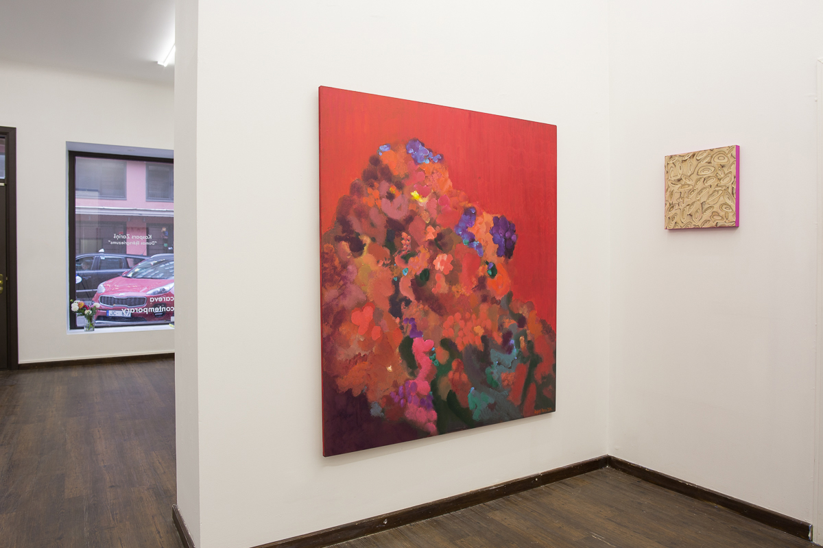 careva contemporary is delighted to present “Domas šķērsgriezums”(“Section of a thought”), exhibition by Latvian artist Kaspars Zariņš. This exhibition is an overview of his ouvre since 2014, when K.Zariņš has ventured out of his previous, figurative period, the “Pedants” series and is experimenting with abstraction. The exhibition “Domas šķērsgriezums” gives a unique opportunity to see two distinctive series of K.Zariņš’s abstractions and to observe his creative thought process cut in section. For instance “Bez norādēm” (“Without indications”, 2014) shows the courage with which Zariņš threw himself into painting whirlpools of light and colour. “Dzīvais ūdens”(“Vivacious water”, 2017) and “Atstarotā gaisma” (“Reflecting light”, 2017) are two artworks created specifically for this exhibition. While exploring the links between art and nature, the essence of wood as a material is revealed. By exposing the natural layers of wood, Zariņš gives an opportunity for the material itself to tell its story. More artworks of this series can be viewed at Kaspars Zariņš and Vija Zariņa solo show in exhibition hall Arsenāls till 29th of October.