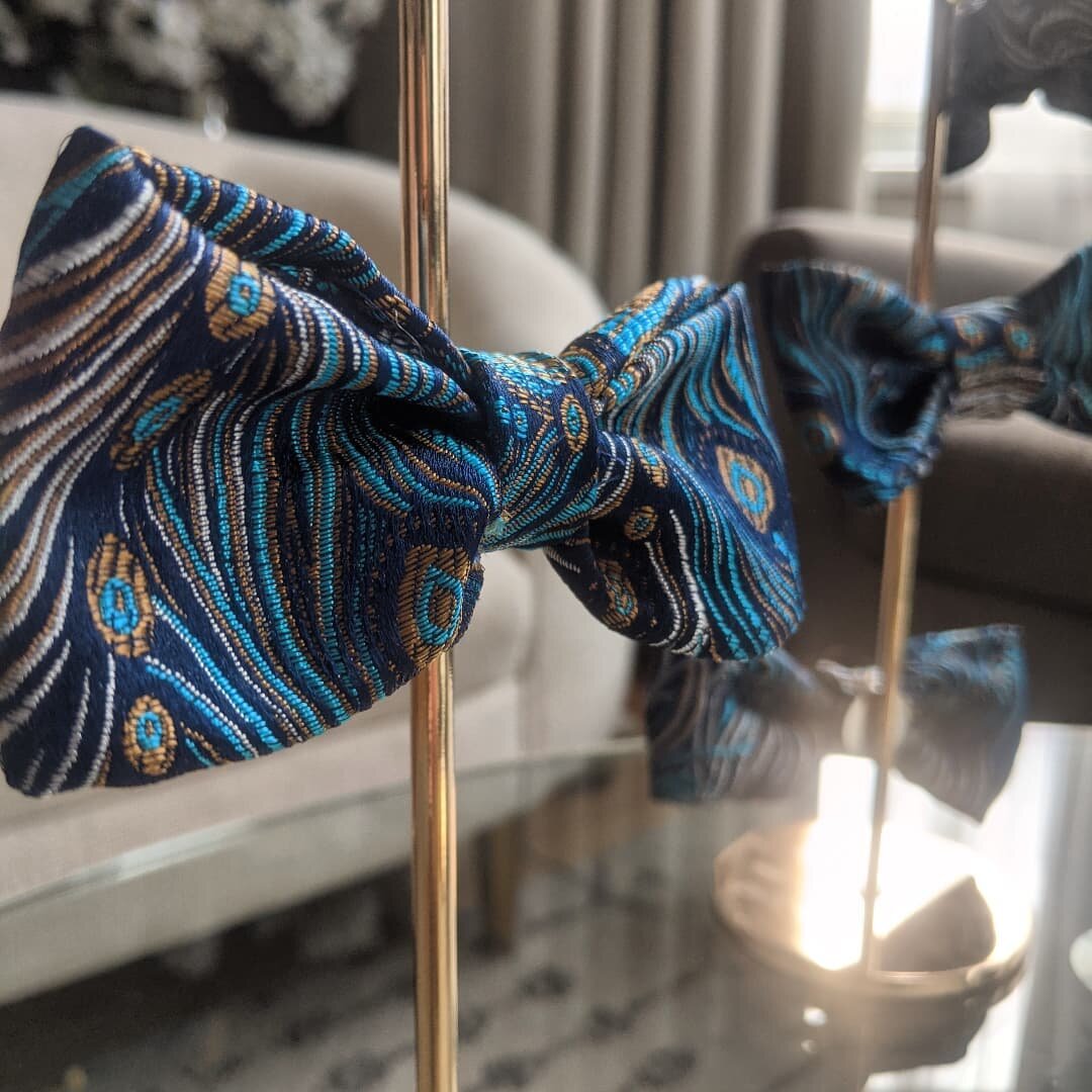 Memory of an abandoned peacock.

Beautiful detailed #fabric left behind transformed into a collection of #magnetic #bowties
.
.
.
#fashion #accessories #magnet #handmade #recycled