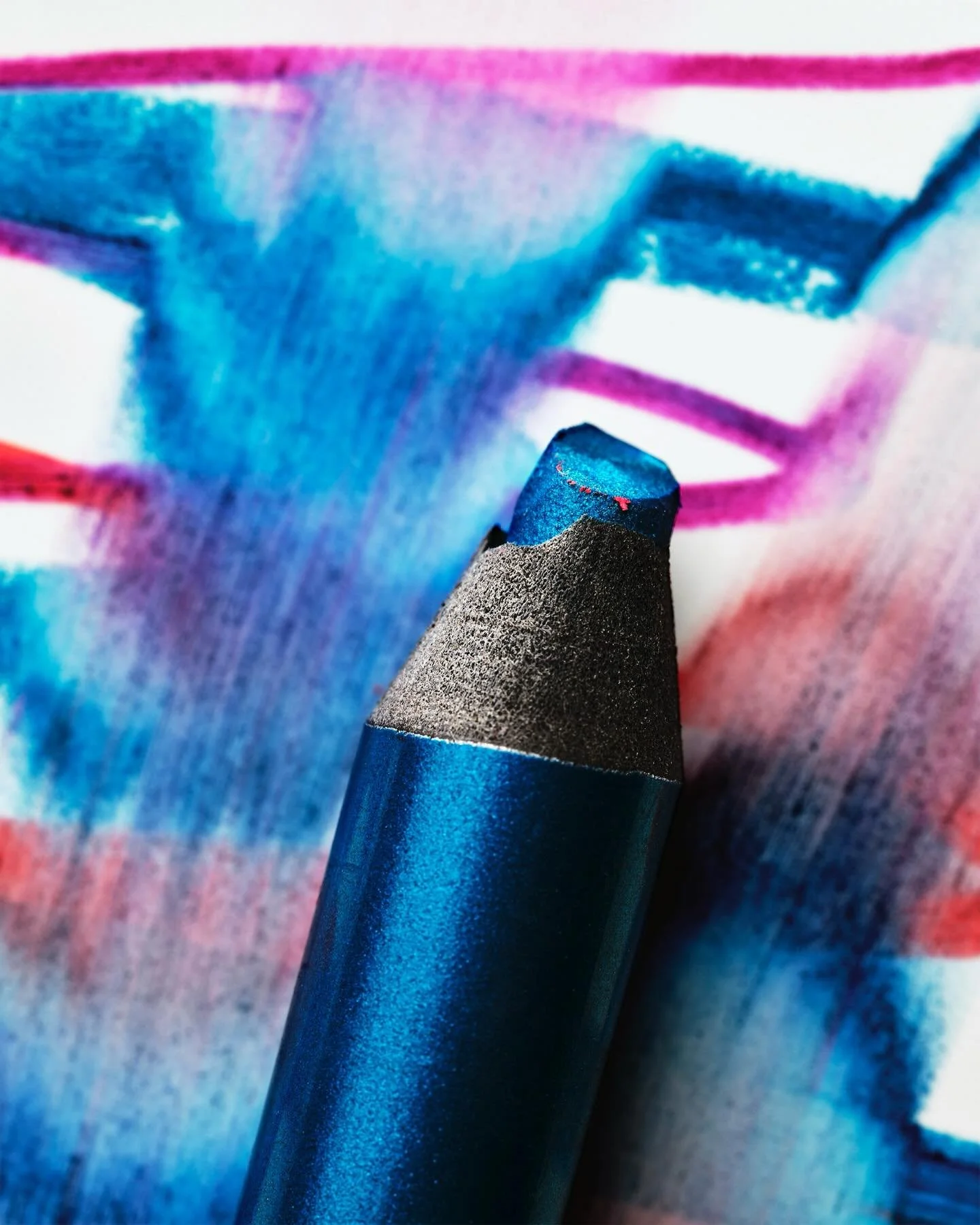 Loose cosmetics textures shot by @kyleruddstudio 
💙💜❤️✏️