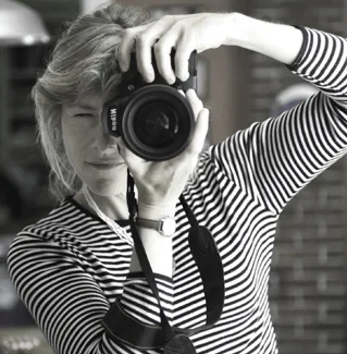 Hillary Steinau Hillary specializes in editorial design including magazines, catalogs, marketing materials, and print advertising. She has been working professionally in graphic design since 1993. Hillary is a native of New York where she attended Parsons School of Design. She graduated from Washington University in St. Louis with a Bachelor of Fine Arts degree. She moved to London in 1989 where she studied photography. After graduation Hillary stayed in London and worked on consumer magazines including Destination Discovery, Marie Claire, Prima, and Select. Hillary then moved to Munich where she designed and art directed German lifestyle magazines. Hillary moved to Maine in 2003 and has enjoyed providing design services for both local and national clients including: Unity College, Maine Farmland Trust, Cedar Works Play Sets, SKORDO, Maine Maritime Academy and The Smithsonian National Zoo. She is also an avid photographer. When not in the studio, Hillary is usually to be found in her back yard with her 3 Maine Coon cats and 10 hens.