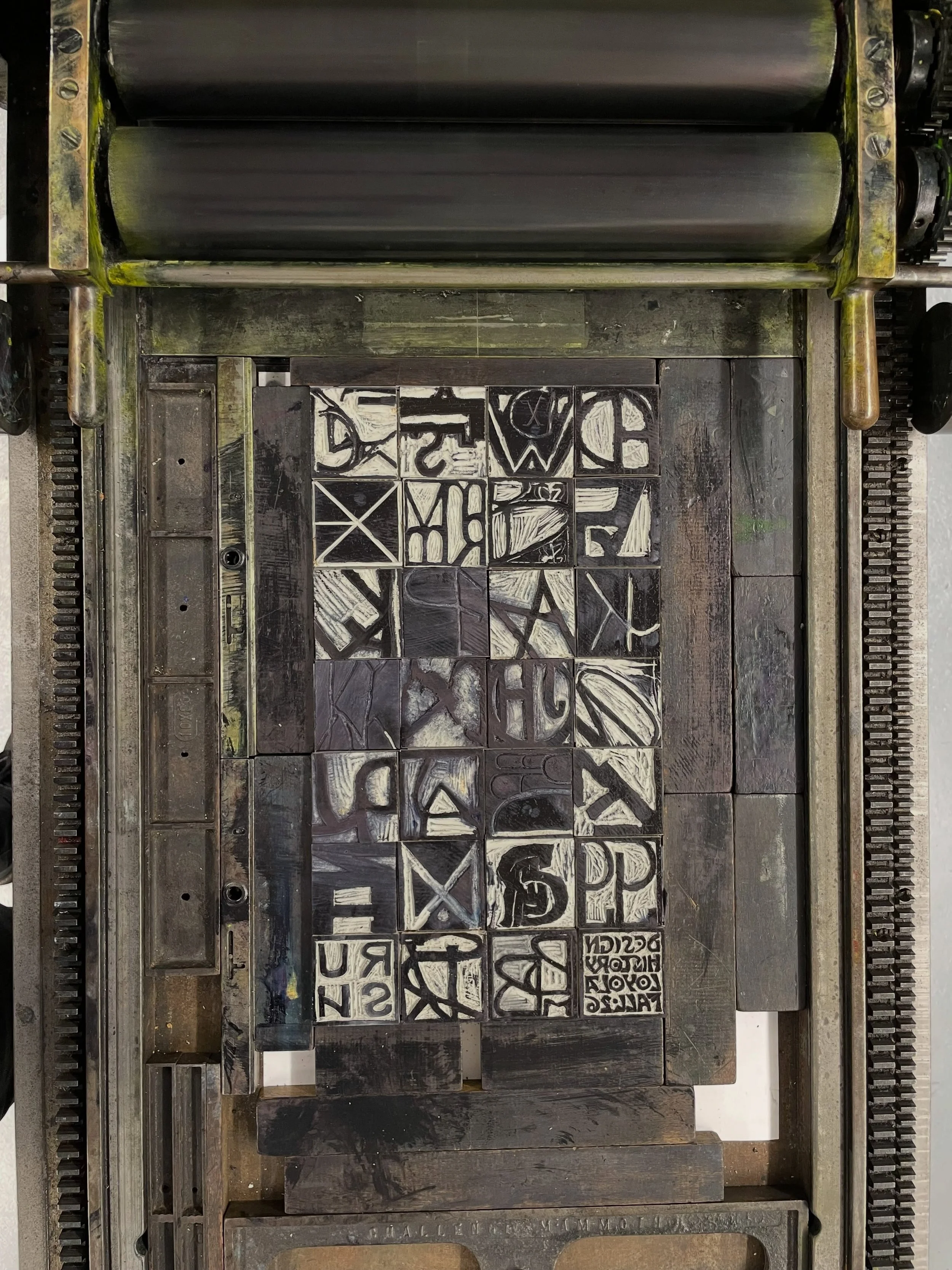 In Design History 1 class, students explored relief printing and the graphic work of the Vienna Secession through a hands-on letterpress workshop led by Karoline Schleh, Ben Benus, and guest artist Laura Richens.
Inspired by the Vienna Secession&rsqu