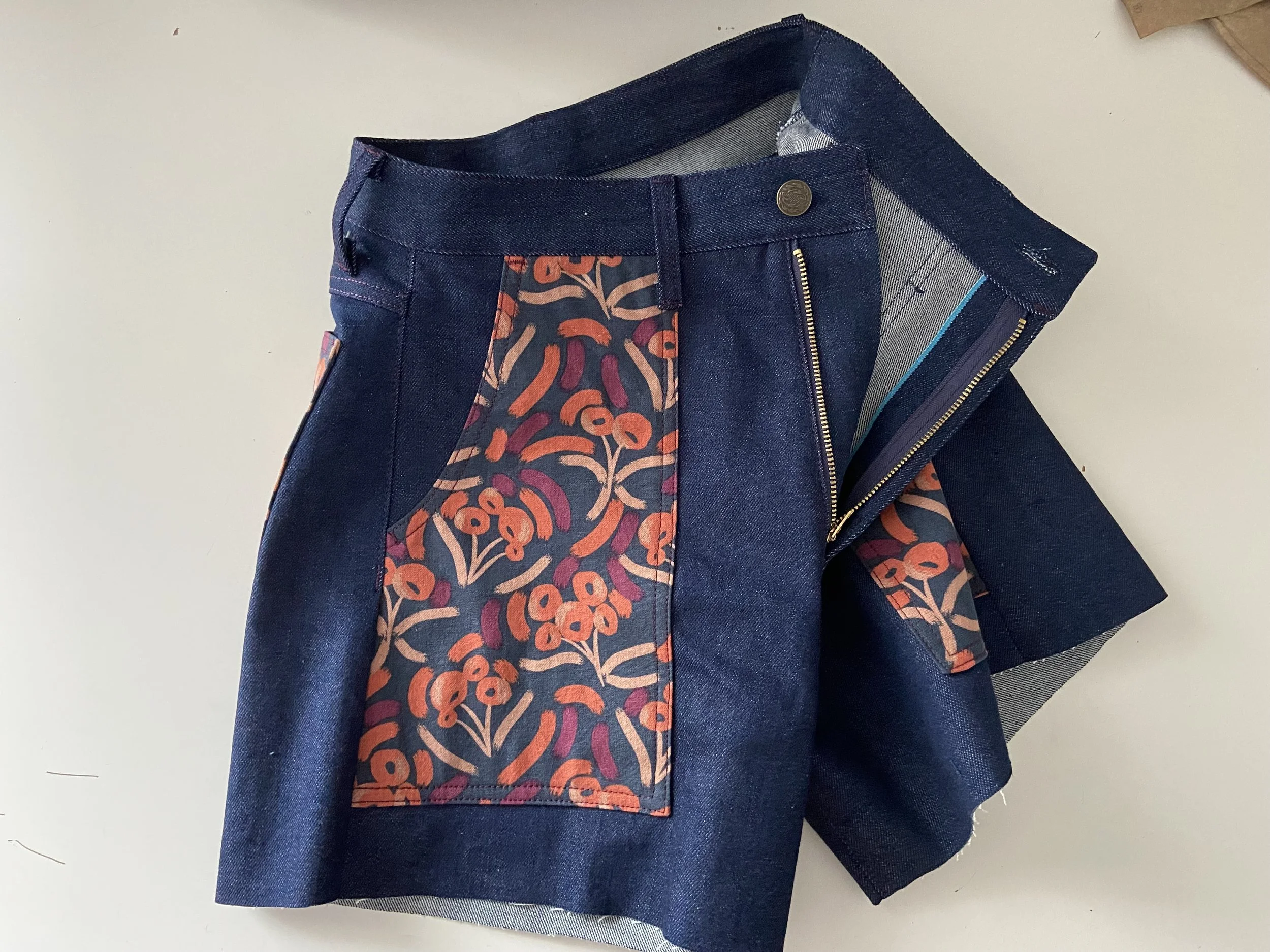 CONTRAST POCKET JEAN SHORTS