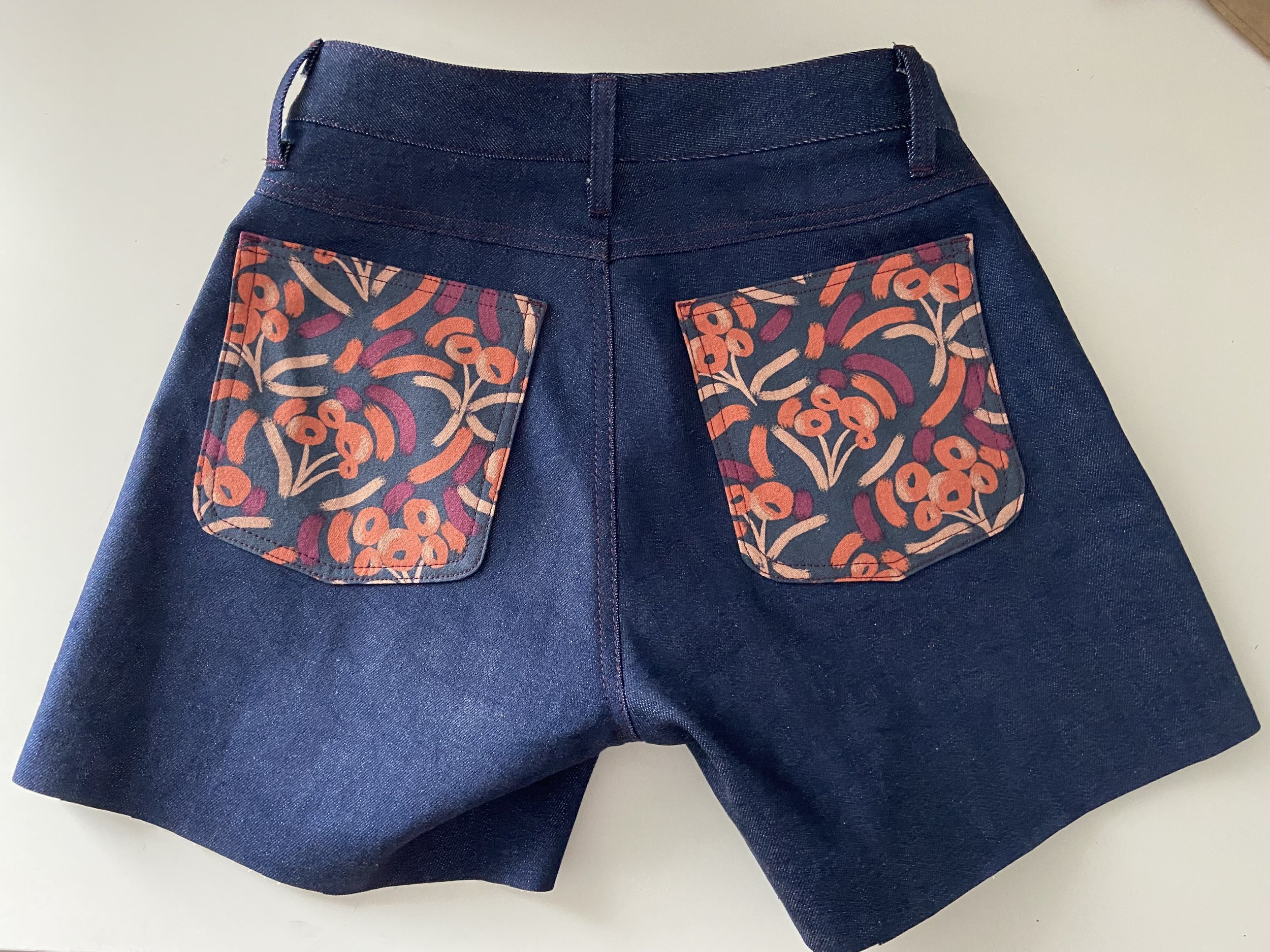 CONTRAST POCKET JEAN SHORTS