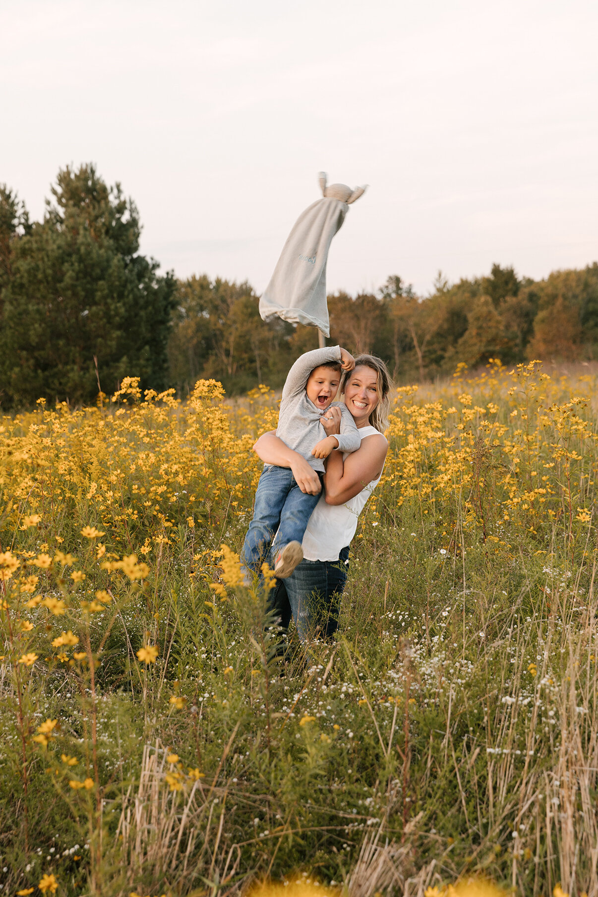 Lifestyle_Family_Session_Wildflower_Field_in_Bristol_OH_Country_Setting_Family_Photos_at_Dusk_by_Child_and_Family_Photographer_Christie_Leigh_Photo_in_Cortland_Ohio-16.JPG