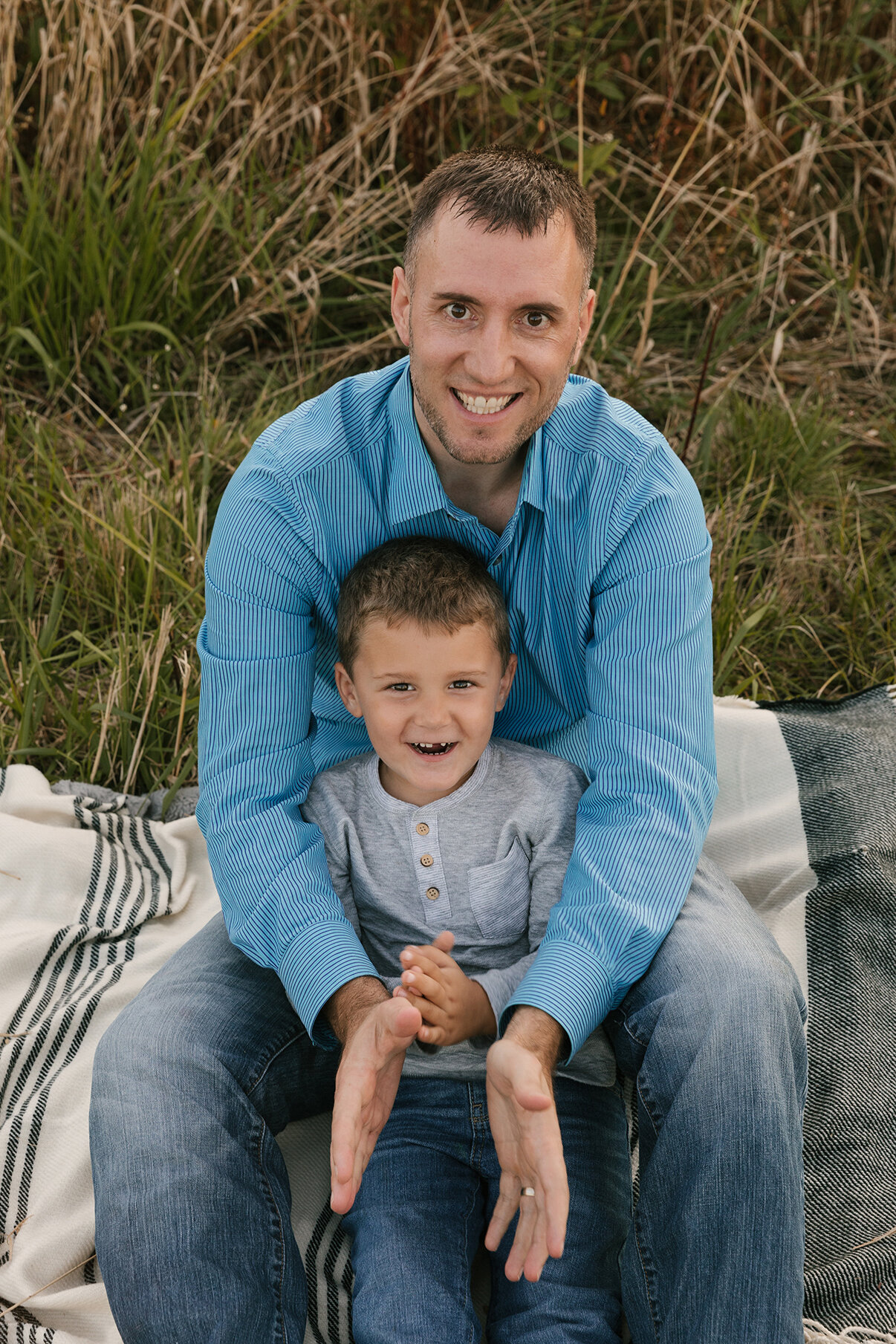 Lifestyle_Family_Session_Wildflower_Field_in_Bristol_OH_Country_Setting_Family_Photos_at_Dusk_by_Child_and_Family_Photographer_Christie_Leigh_Photo_in_Cortland_Ohio-6.JPG