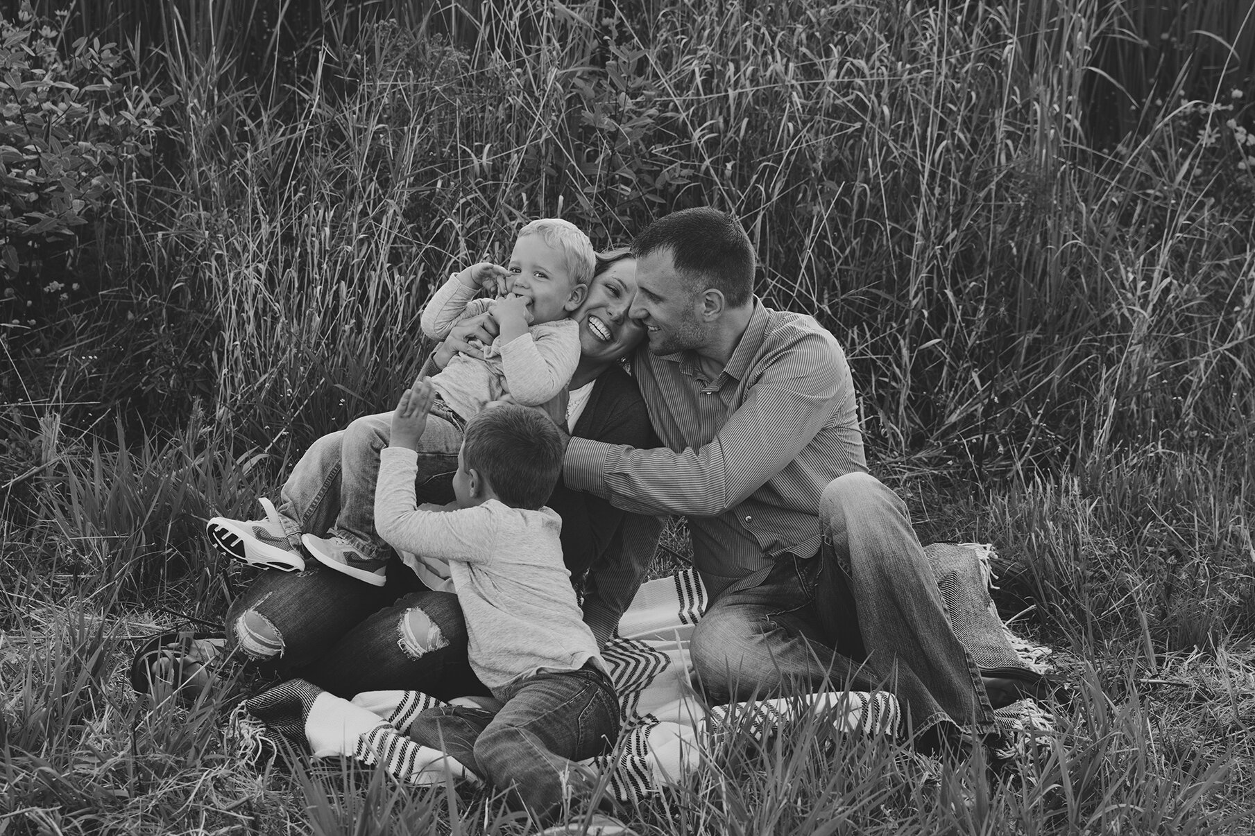 Lifestyle_Family_Session_Wildflower_Field_in_Bristol_OH_Country_Setting_Family_Photos_at_Dusk_by_Child_and_Family_Photographer_Christie_Leigh_Photo_in_Cortland_Ohio-2.JPG