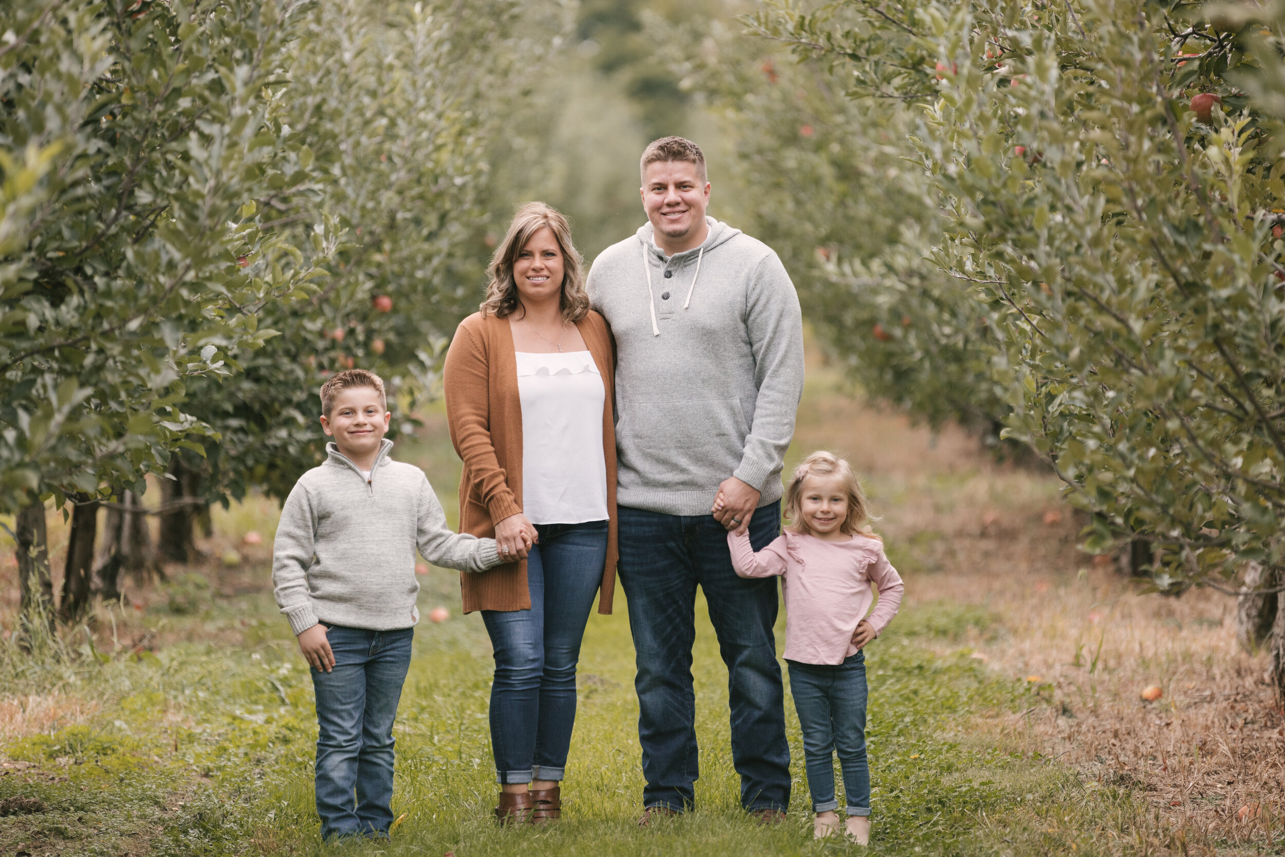 Apple_Orchard_Family_Photos_Apple_Picking_Session_Fall_Family_Photoshoot_at_Hartford_Apple_Orchards_by_Child_and_Family_Photographer_Christie_Leigh_Photo_in_Cortland_Ohio-6.JPG