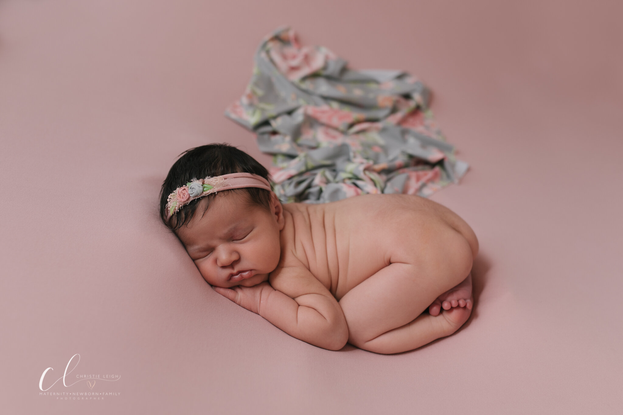 Holiday_Newborn_Shoot_Christmas_Baby_Holiday_Styled_Studio_Newborn_Session_in_Youngstown_Ohio_with_Newborn_Photographer_Christie_Leigh_Photo-19.JPG