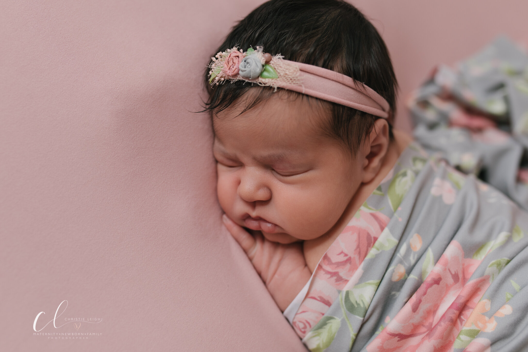 Holiday_Newborn_Shoot_Christmas_Baby_Holiday_Styled_Studio_Newborn_Session_in_Youngstown_Ohio_with_Newborn_Photographer_Christie_Leigh_Photo-20.JPG