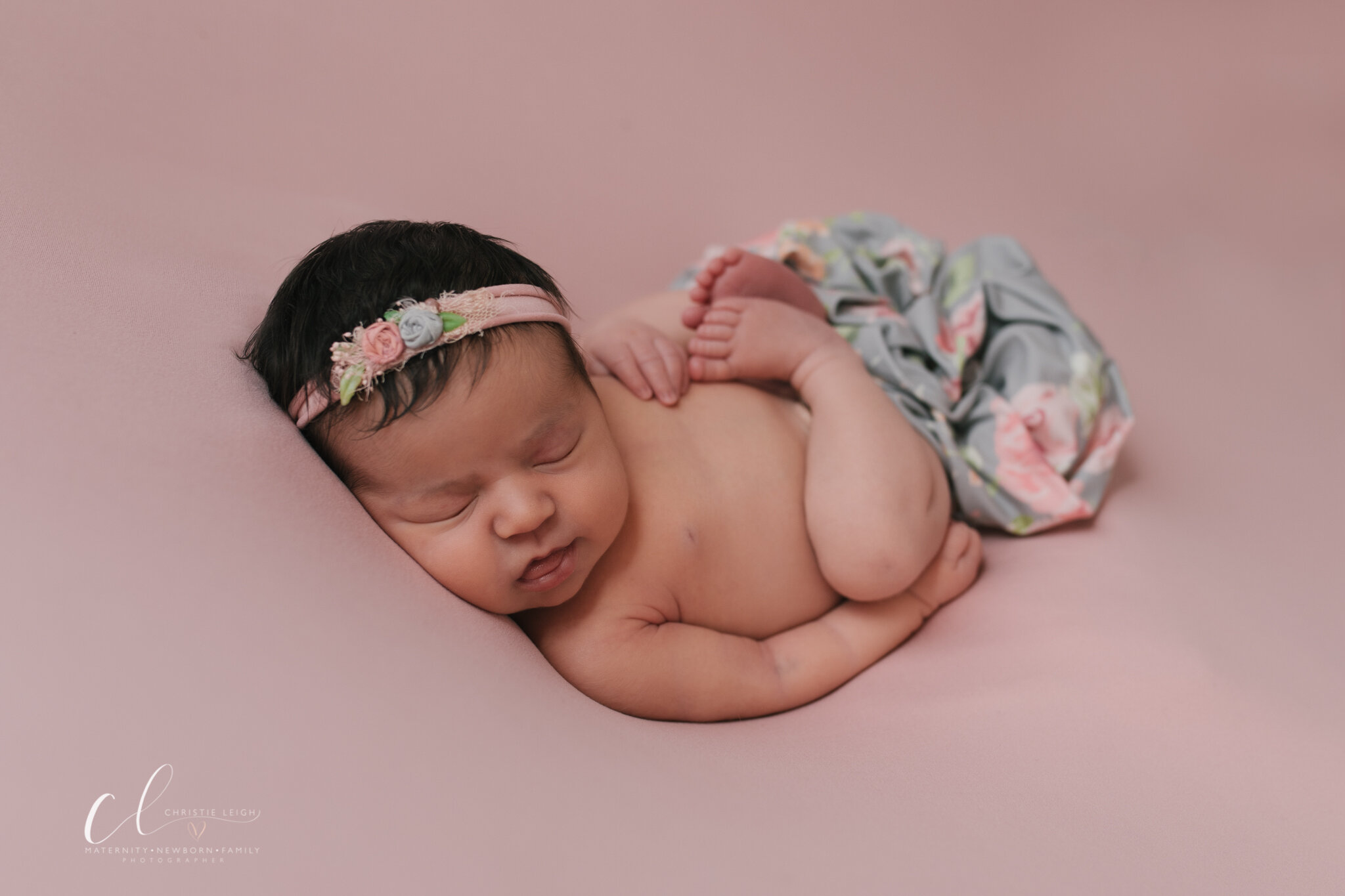 Holiday_Newborn_Shoot_Christmas_Baby_Holiday_Styled_Studio_Newborn_Session_in_Youngstown_Ohio_with_Newborn_Photographer_Christie_Leigh_Photo-30.JPG