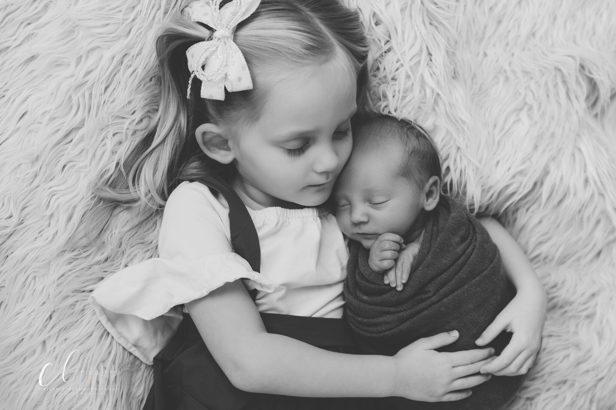 Baby_Boy_Newborn_Shoot_with_big_sister_In_Studio_Newborn_Session_Family_Sibling_and_Baby_Portraits_in_Bristol_Ohio_by_Newborn_Photographer_Christie_Leigh_Photo_in_Cortland_OH-3-7.JPG