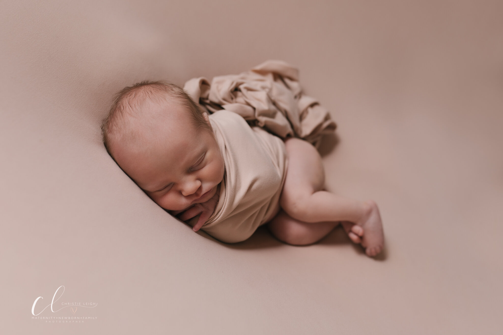 Baby_Boy_Newborn_Shoot_with_big_sister_In_Studio_Newborn_Session_Family_Sibling_and_Baby_Portraits_in_Bristol_Ohio_by_Newborn_Photographer_Christie_Leigh_Photo_in_Cortland_OH-3-30.JPG