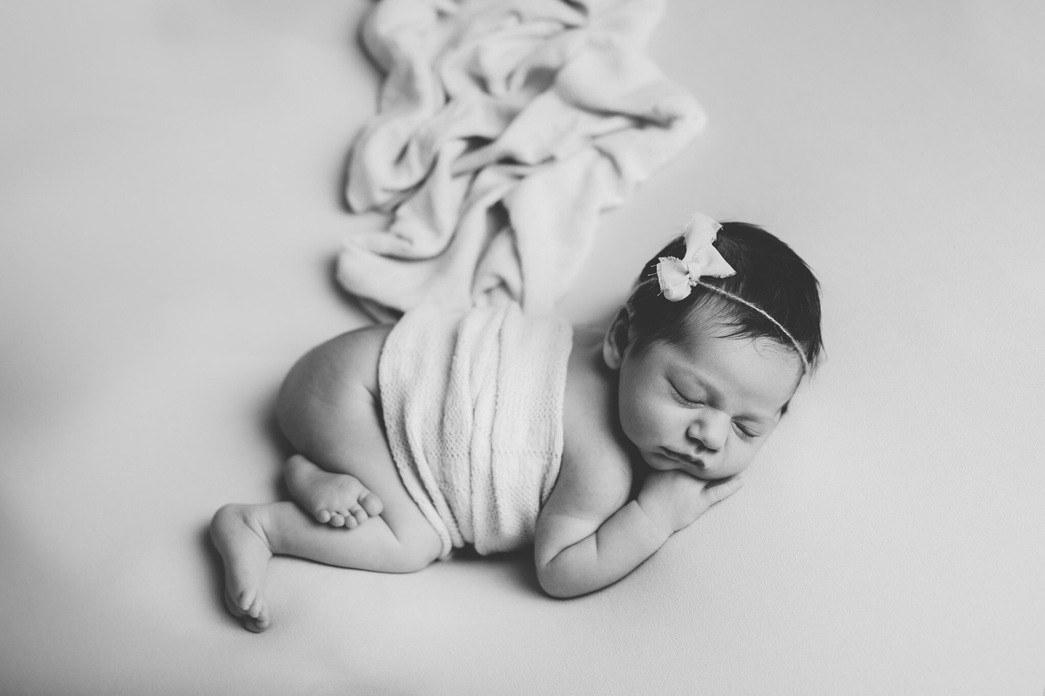 Minimal_Ivory_Newborn_Session_Simplistic_Baby_Girl_Photos_in_Warren_Ohio_By_Newborn_Photographer_CHristie_Leigh_Photo-25.jpg