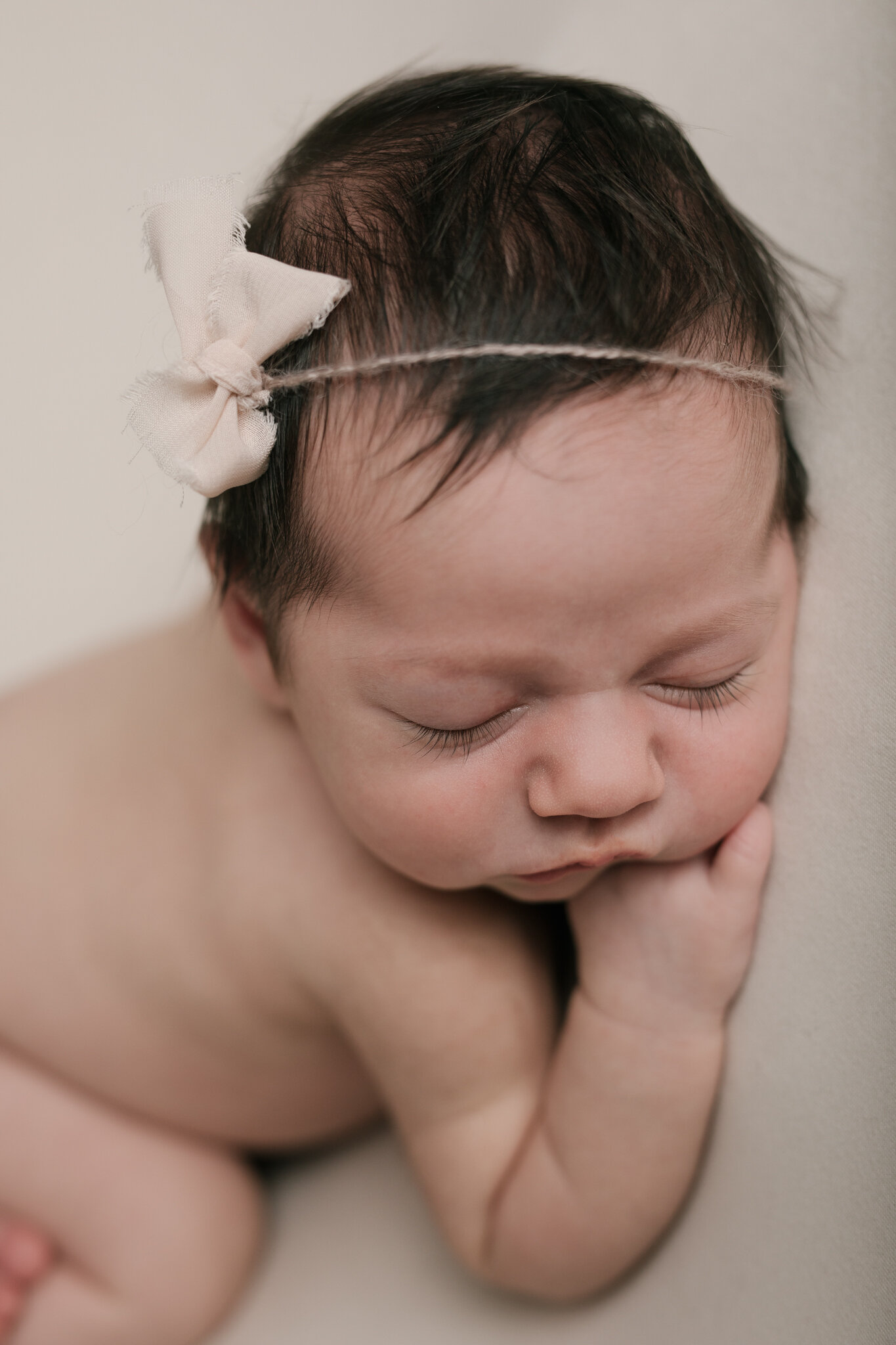 Minimal_Ivory_Newborn_Session_Simplistic_Baby_Girl_Photos_in_Warren_Ohio_By_Newborn_Photographer_CHristie_Leigh_PHOto-4.JPG