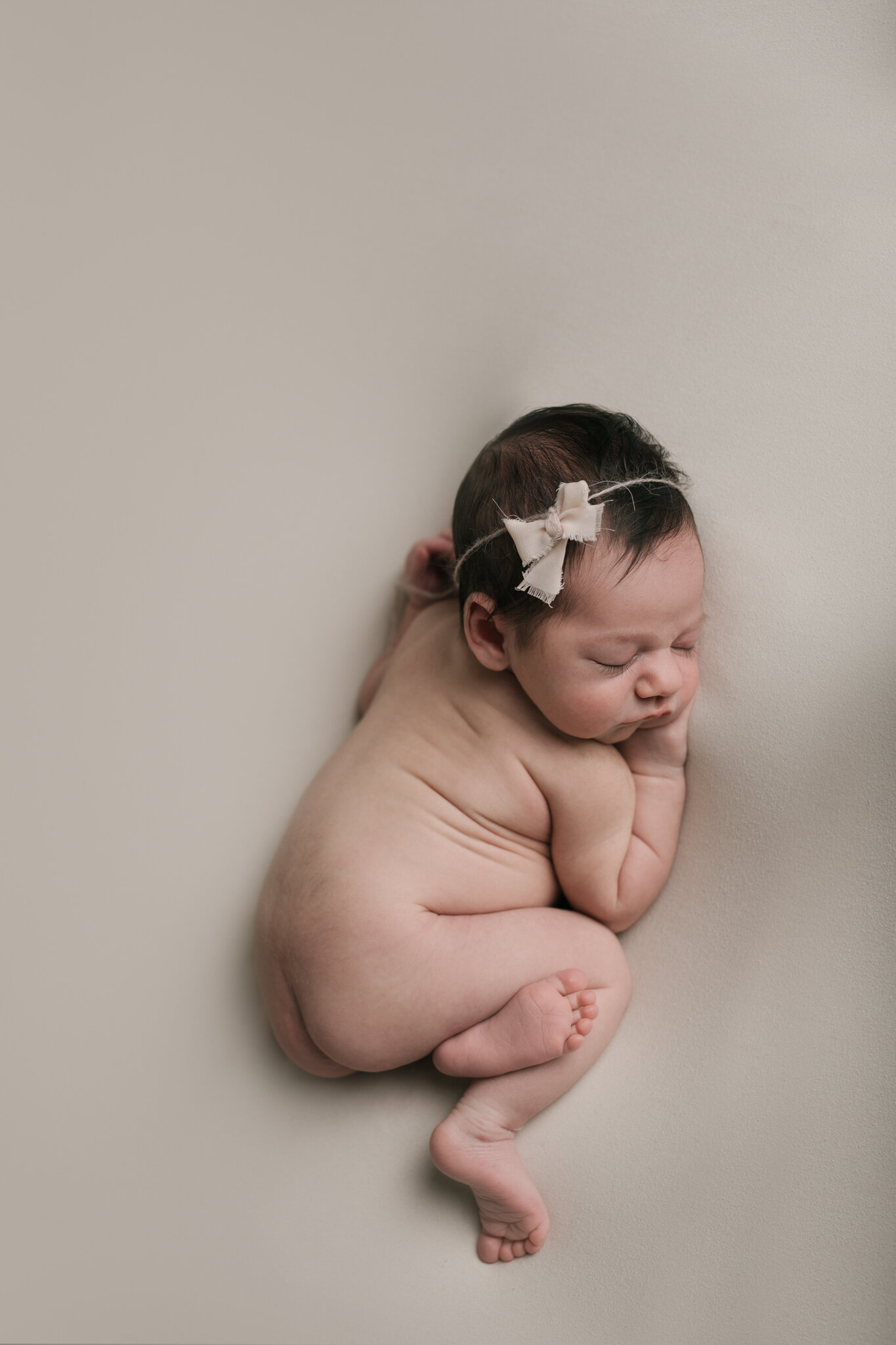 Minimal_Ivory_Newborn_Session_Simplistic_Baby_Girl_Photos_in_Warren_Ohio_By_Newborn_Photographer_CHristie_Leigh_PHOto-5.JPG