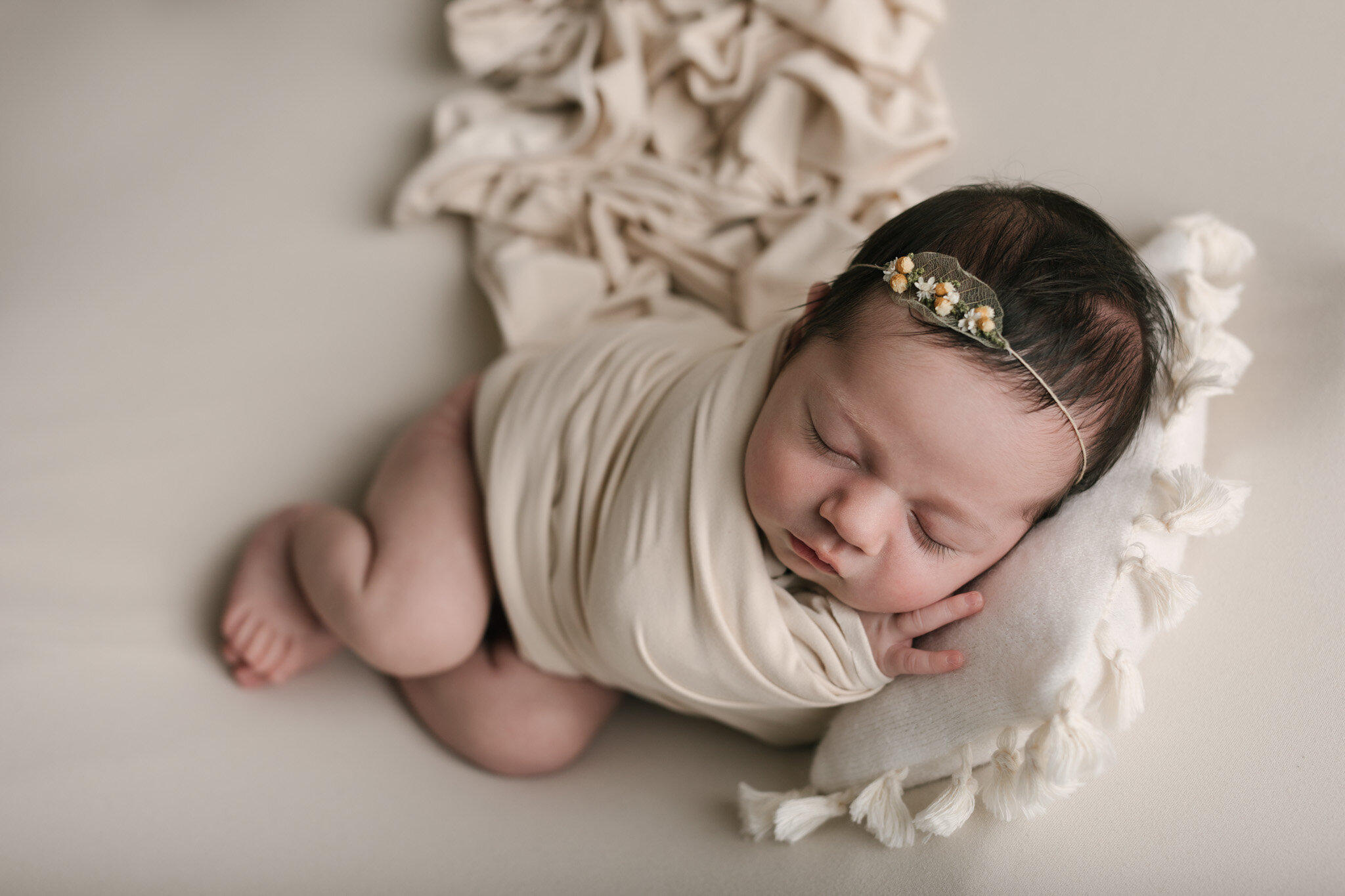 Minimal_Ivory_Newborn_Session_Simplistic_Baby_Girl_Photos_in_Warren_Ohio_By_Newborn_Photographer_CHristie_Leigh_Photo-19.jpg