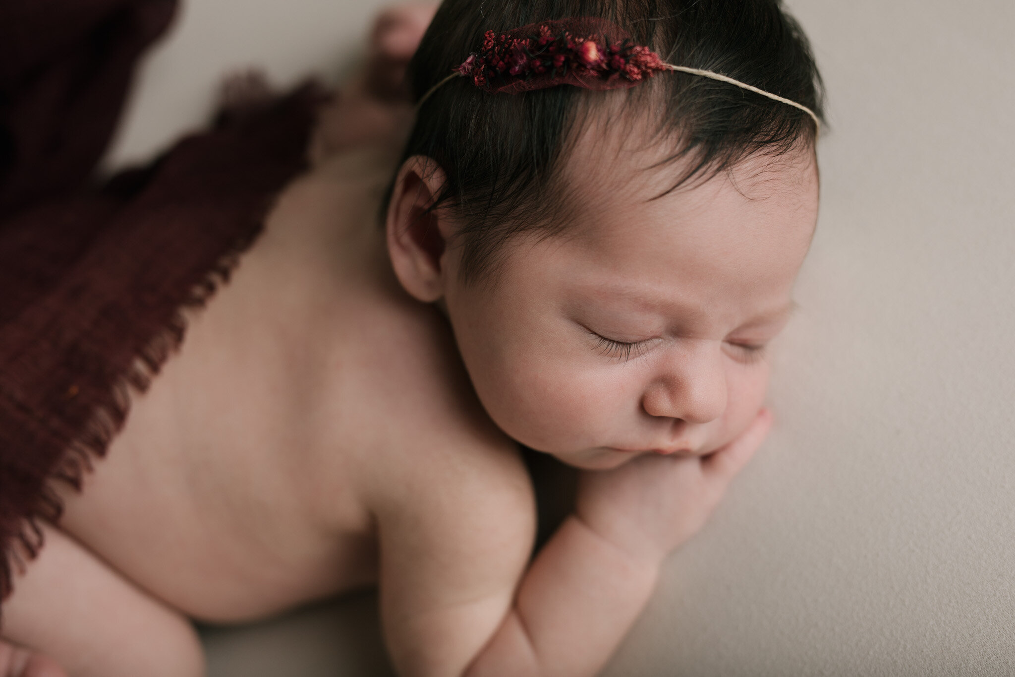 Minimal_Ivory_Newborn_Session_Simplistic_Baby_Girl_Photos_in_Warren_Ohio_By_Newborn_Photographer_CHristie_Leigh_Photo-22.jpg