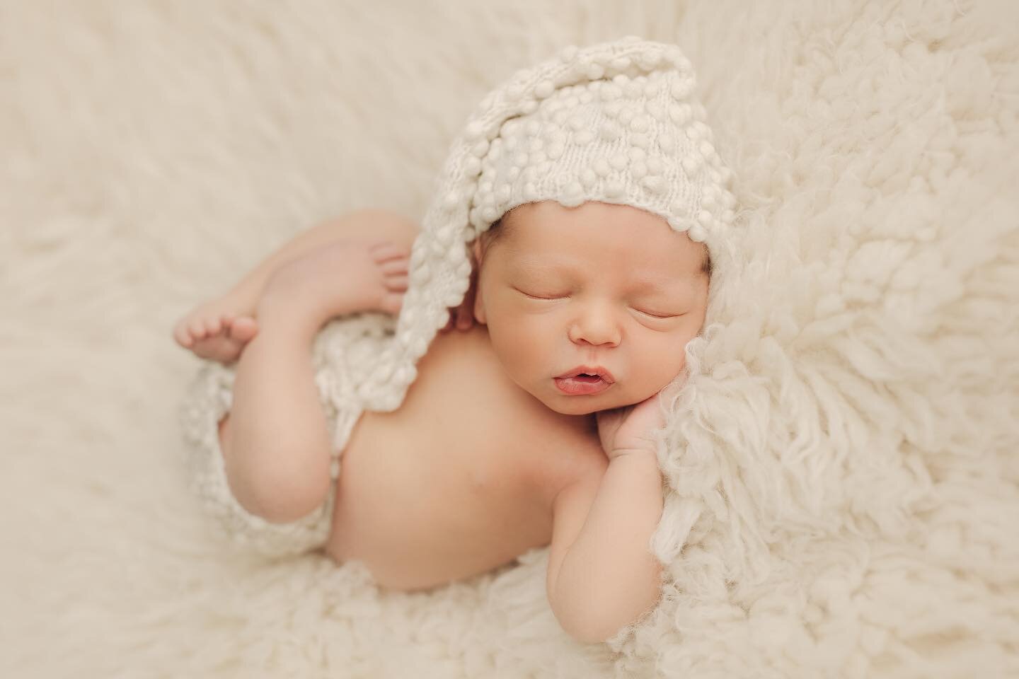 Daily dose of Mav 🤍

Wondering how many newborn sessions he&rsquo;ll get?
idk, me too 🤭

#mavszep #itsaboy #littlebro #littlebrother #baby #babyboy #babybrother #babiesofinstagram #babiesofig #babiesofinsta #ohiobabyphotographer #newbornphotography