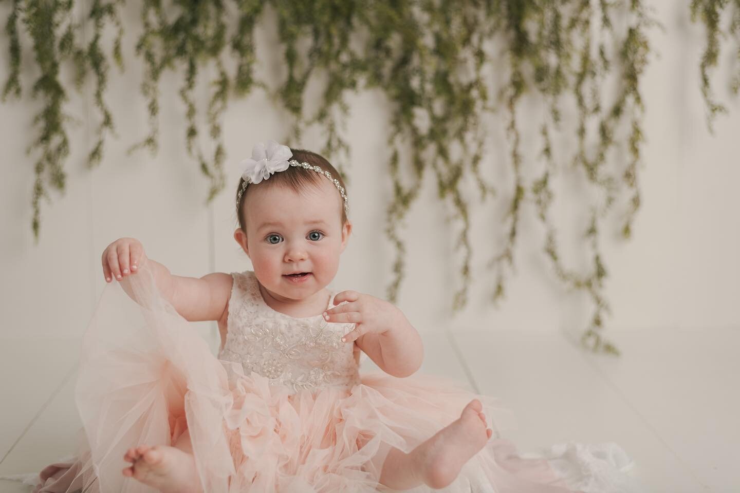 Miss. Lainey! 🥰 
She was truly the happiest baby I&rsquo;ve ever had in the studio! 

#smashandsplash #firstbirthdayphotoshoot #babygirl #ohiophotographer #neophotography #trumbullcountyohio