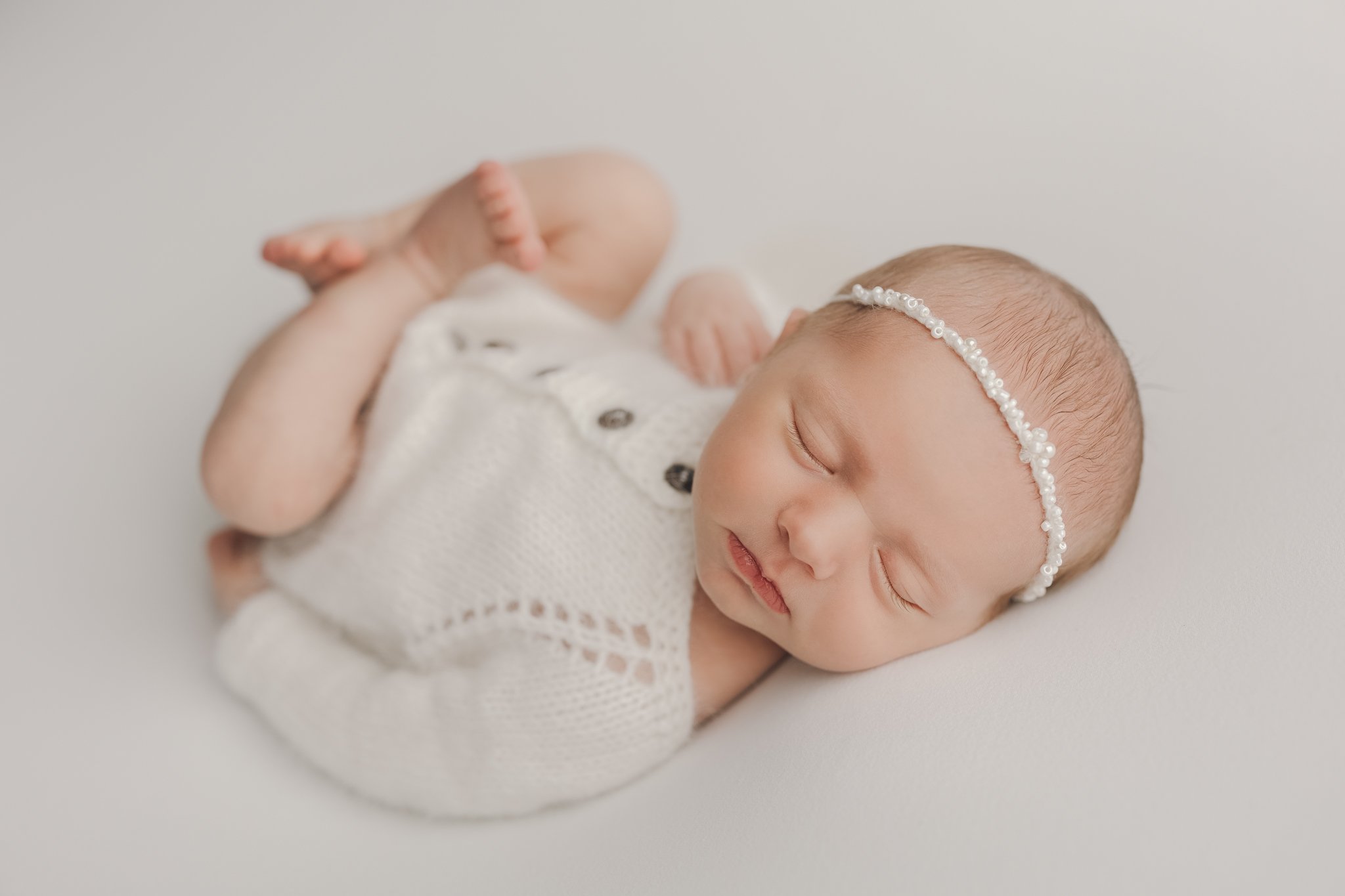 All_White_Simple_Outfit_Newborn_Studio_Session_Baby_Girl_by_Nebworn_Photographer_Christie_Leigh_Photo_Jackson_Milton_OH_Ohio_Mahoning_County-1.jpg