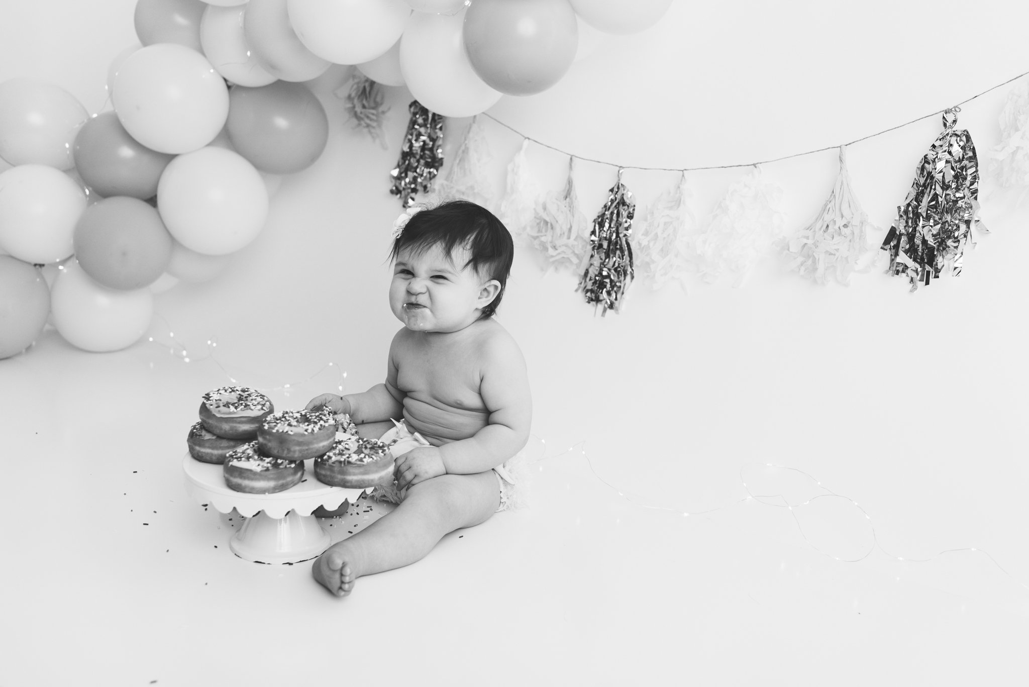 Pastel_Gold_Frist_Birthday_Girl_Smash_and_Splash_Session_Donuts_Studio_by_Erika_Child_and_Family_Photographer_for_Christie_Leigh_Photo_in_Cortland_OH_Ohio_Trumbull_County_009.jpg