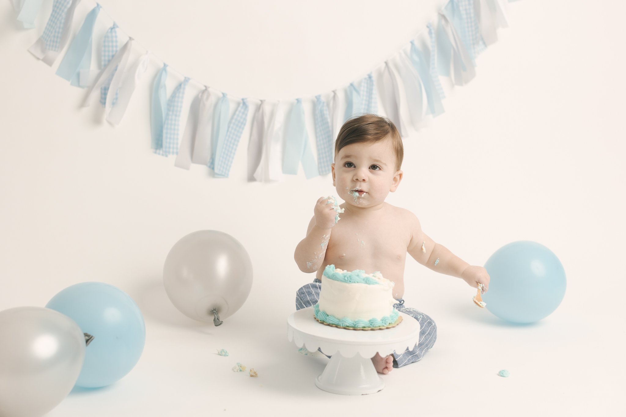 Simple_Minimal_Blue_White_Frist_Birthday_Boy_Smash_and_Splash_Session_Cake_Studio_by_Erika_Child_and_Family_Photographer_for_Christie_Leigh_Photo_in_Warren_OH_Ohio_Trumbull_County_004.jpg