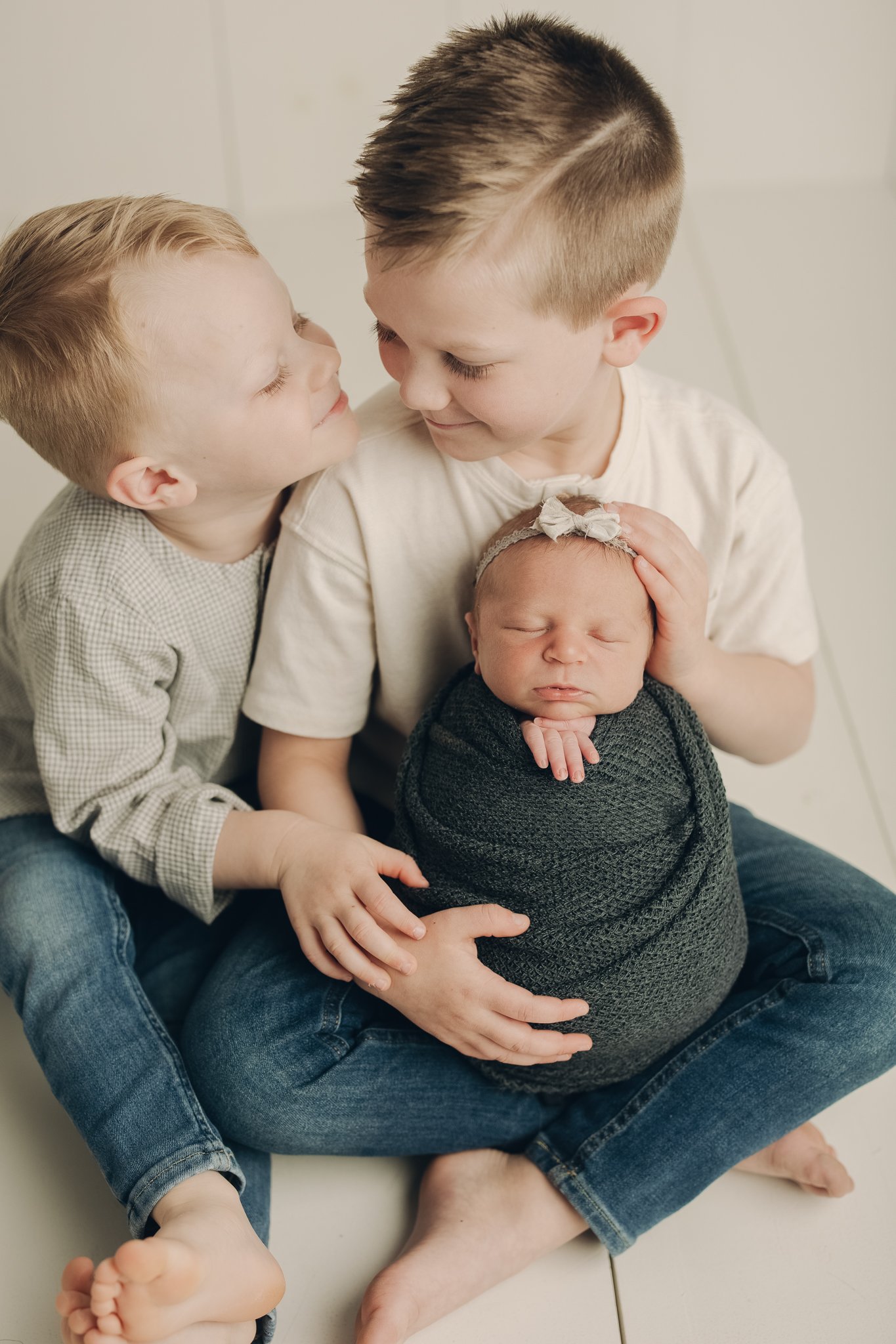 Big_Brothers_Siblings_Little_Sister_Baby_Girl_Wrapped_Posed_Family_Children_Studio_by_Newborn_Photographer_Christie_Leigh_Photo_in_Boardman_OH_Ohio_Mahoning_County-3.jpg