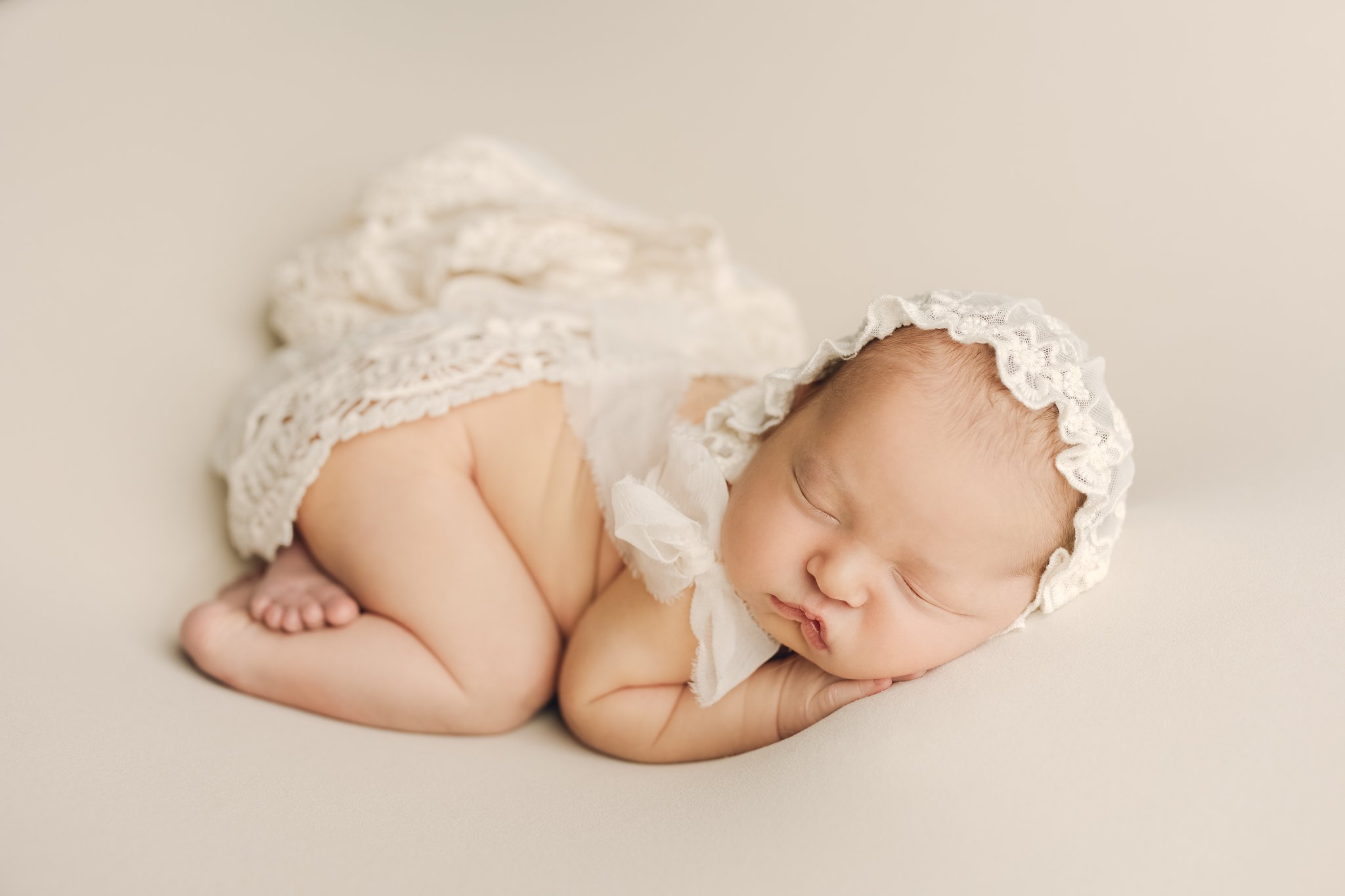 Ivory_Baby_Girl_Newborn_Studio_Posed_Session_by_Baby_Nebworn_Photographer_in_Cortland_OH_Ohio_Trumbull_County_Poland_OH_Ohio_Mahoning_Valley-6.jpg