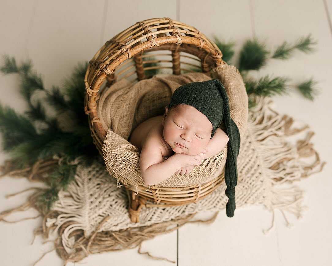 It&rsquo;s the most wonderful time ✨
.
.
.
@anna_cinicola #newbornbabyboy #newbornbaby #newbornbabybrother #newbornboy #ohionewbornphotography #ohionewbornphotographer #youngstownnewbornphotographer #ohiobabies #ohionewborns #akronnewbornphotographer