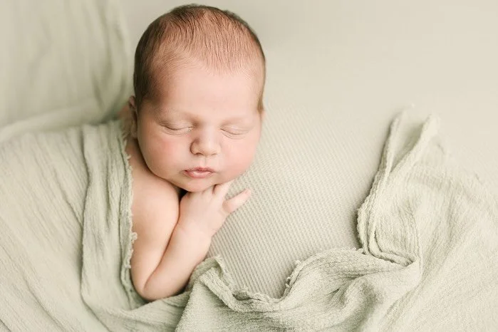 I love a bright eyed baby that keeps the pose!

Swipe to catch baby Duncan lookin at us 👀 
.
.
.
#newbornboy #newbornbaby #newborns #newbornsofinstagram #ohionewborn #ohionewbornphotographer #akronnewbornphotographer #clevelandnewbornphotographer #y