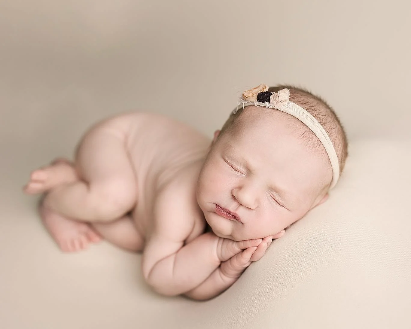 Don&rsquo;t you just want to reach in and squeeeeeeze her? 

Now booking due dates May to September!

Ohio Family Photographer | Ohio Newborn Studio | Newborn Posing | Northeast OH Baby photography | Cleveland | Akron | Sharon | Youngstown