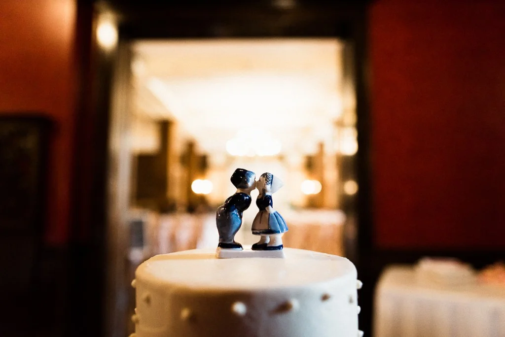 Cute cake topper idea on white wedding cake
