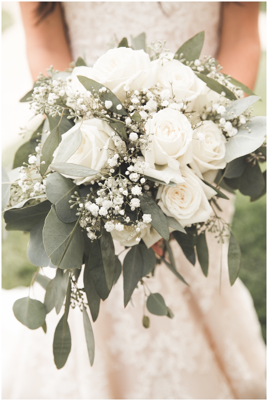  white bridal bouquet 