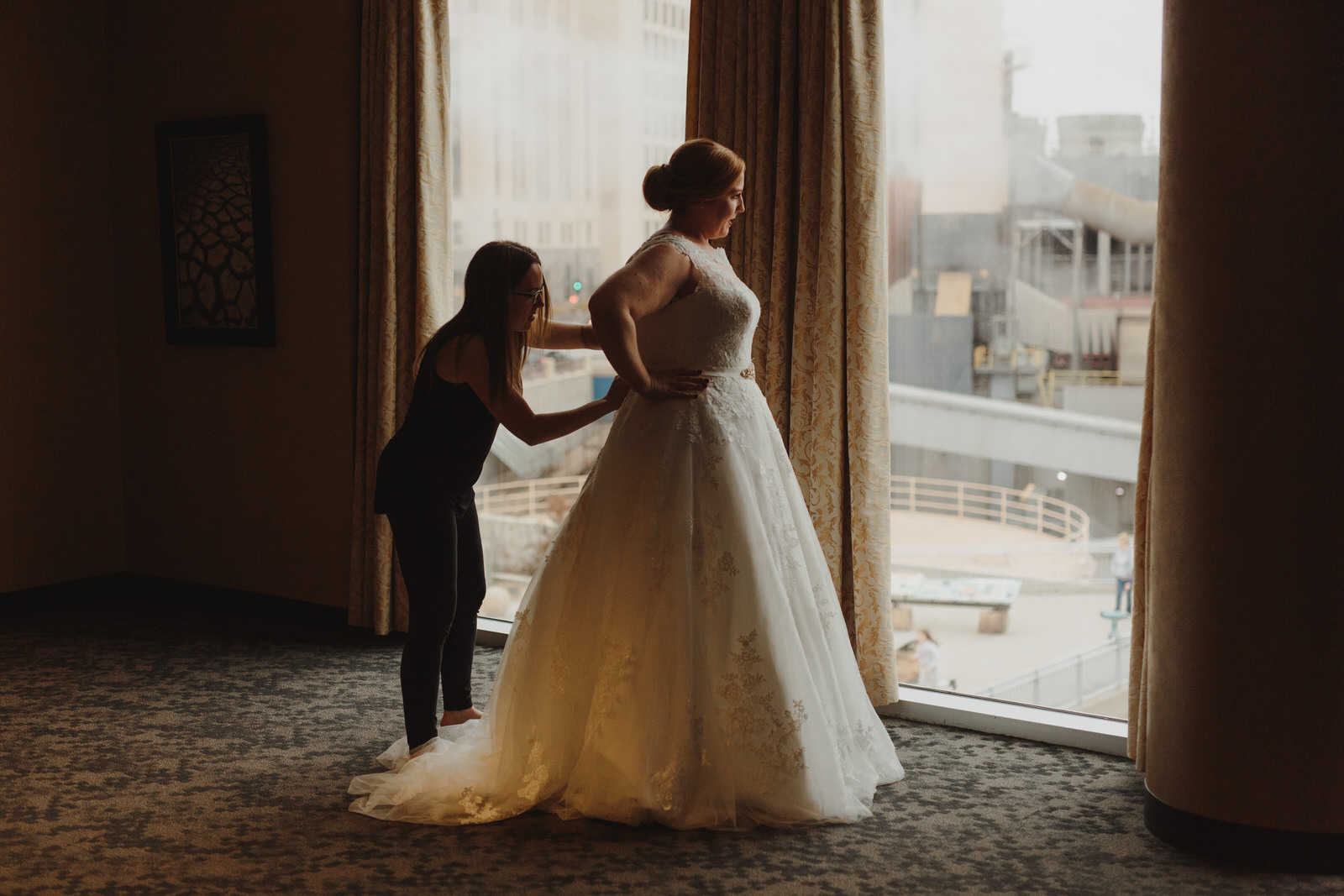  bride getting ready for her MN wedding 