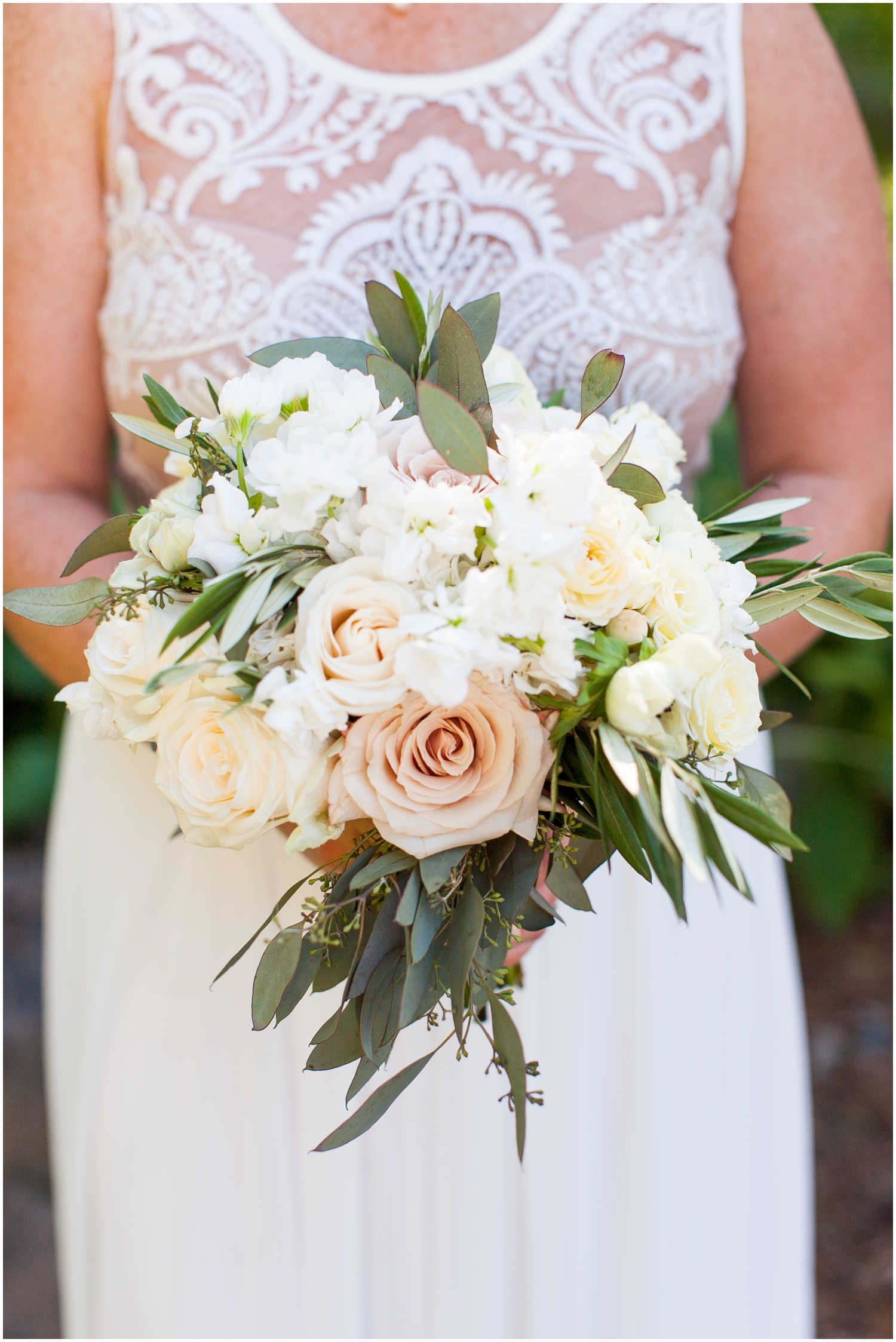  bride holding her bridal bouquet 