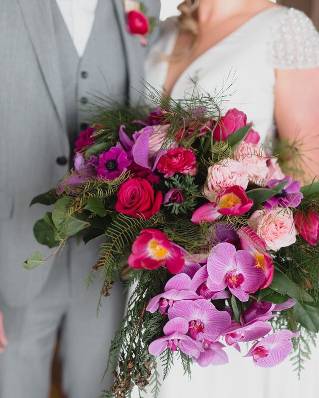 Orchids in the winter? Yep, a guaranteed way to add a little spring warmth to your wedding day! This vibrant palette was so unexpected for a winter wedding and we're obsessed. Don't let the season sway your color choice- let your heart decide!⠀⠀⠀⠀⠀⠀⠀