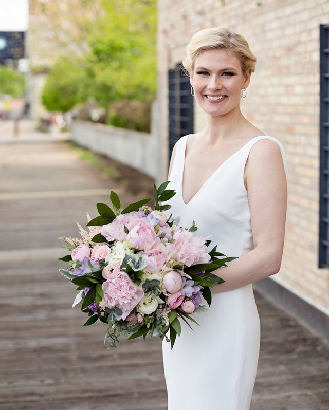 Summer summer love. ⠀⠀⠀⠀⠀⠀⠀⠀⠀
⠀⠀⠀⠀⠀⠀⠀⠀⠀
Photo: @SaraHaleyPhotography⠀⠀⠀⠀⠀⠀⠀⠀⠀
Floral: @bachmansweddings⠀⠀⠀⠀⠀⠀⠀⠀⠀
Venue: @loringsocial⠀⠀⠀⠀⠀⠀⠀⠀⠀
⠀⠀⠀⠀⠀⠀⠀⠀⠀
#loringsocial #peonybouquet #bride #bridalbouquet  #mplswedding #minneapoliswedding #minneapolisw