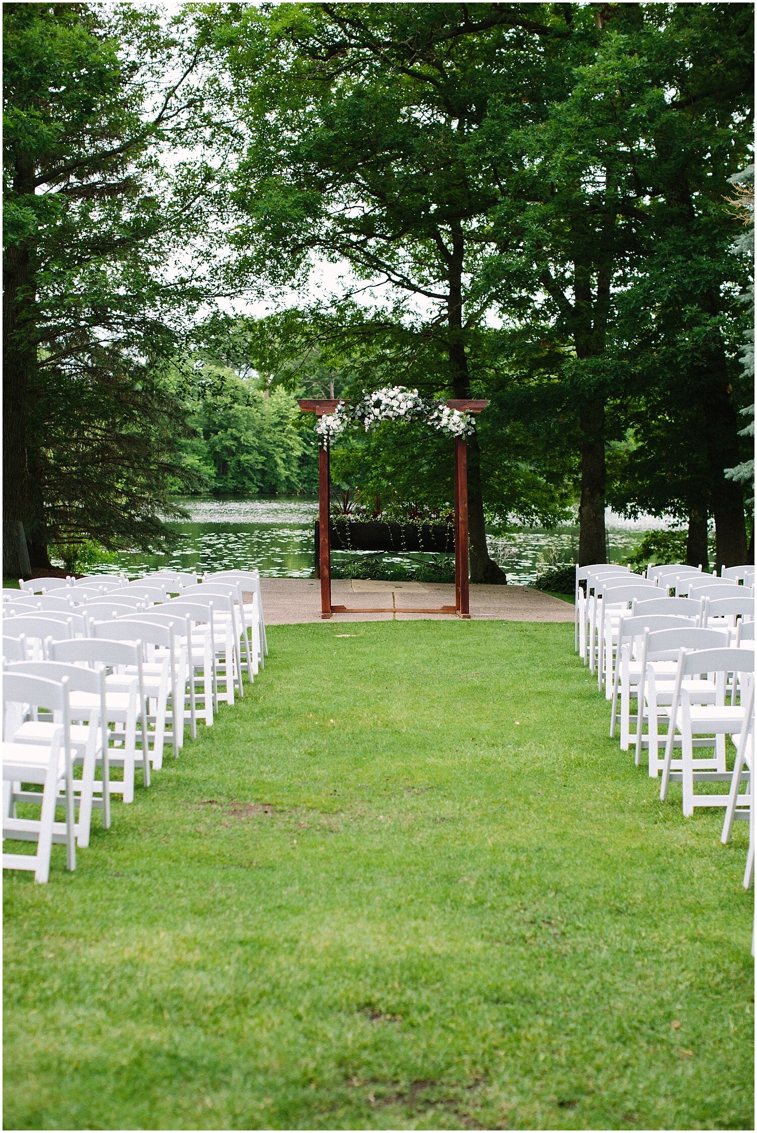  outdoor wedding ceremony at The Chart House 