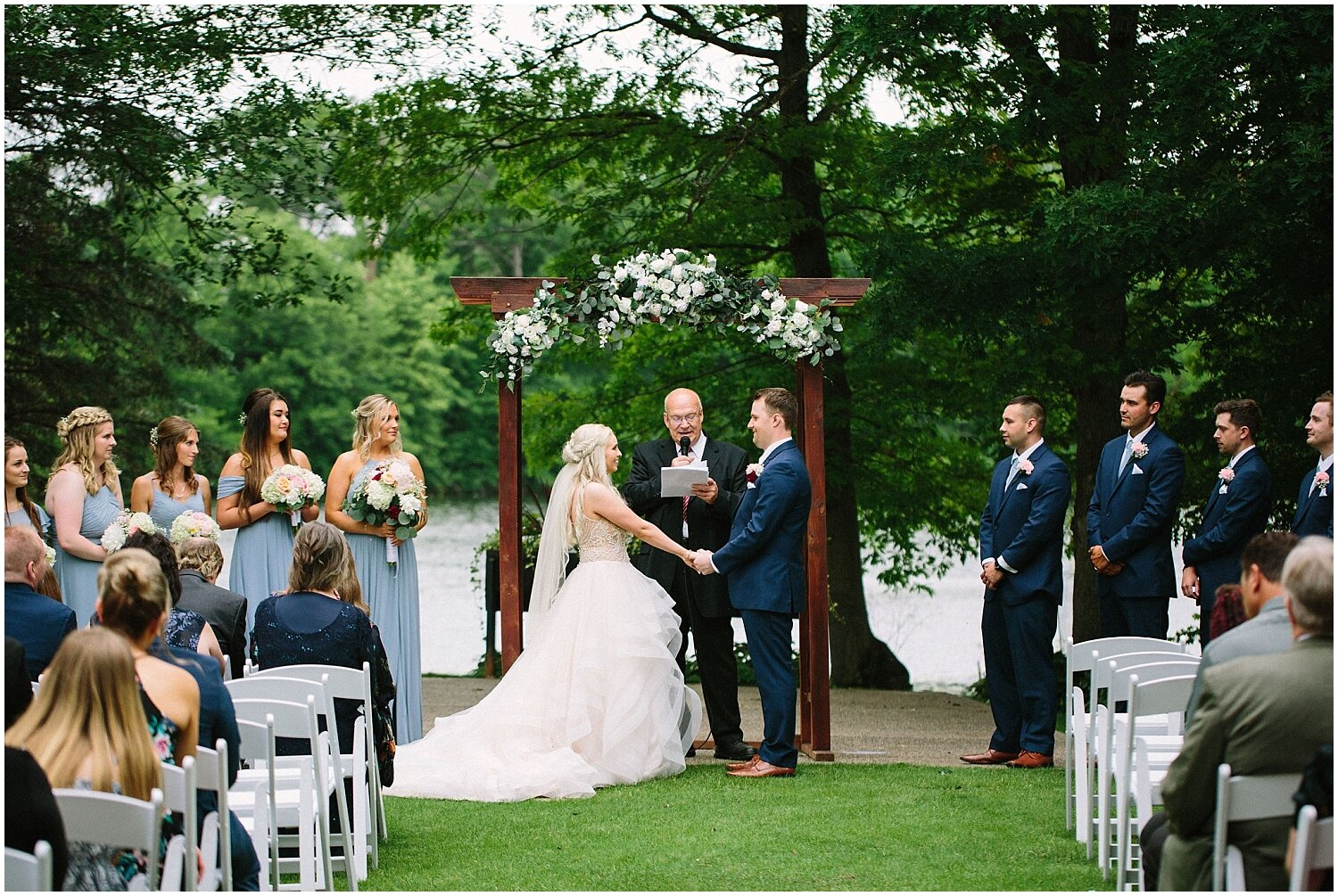  outdoor wedding ceremony in Minnesota 