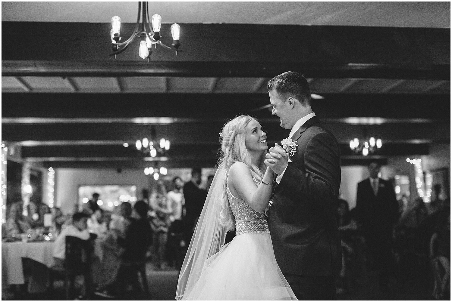  bride and groom’s first dance in Minnesota wedding 